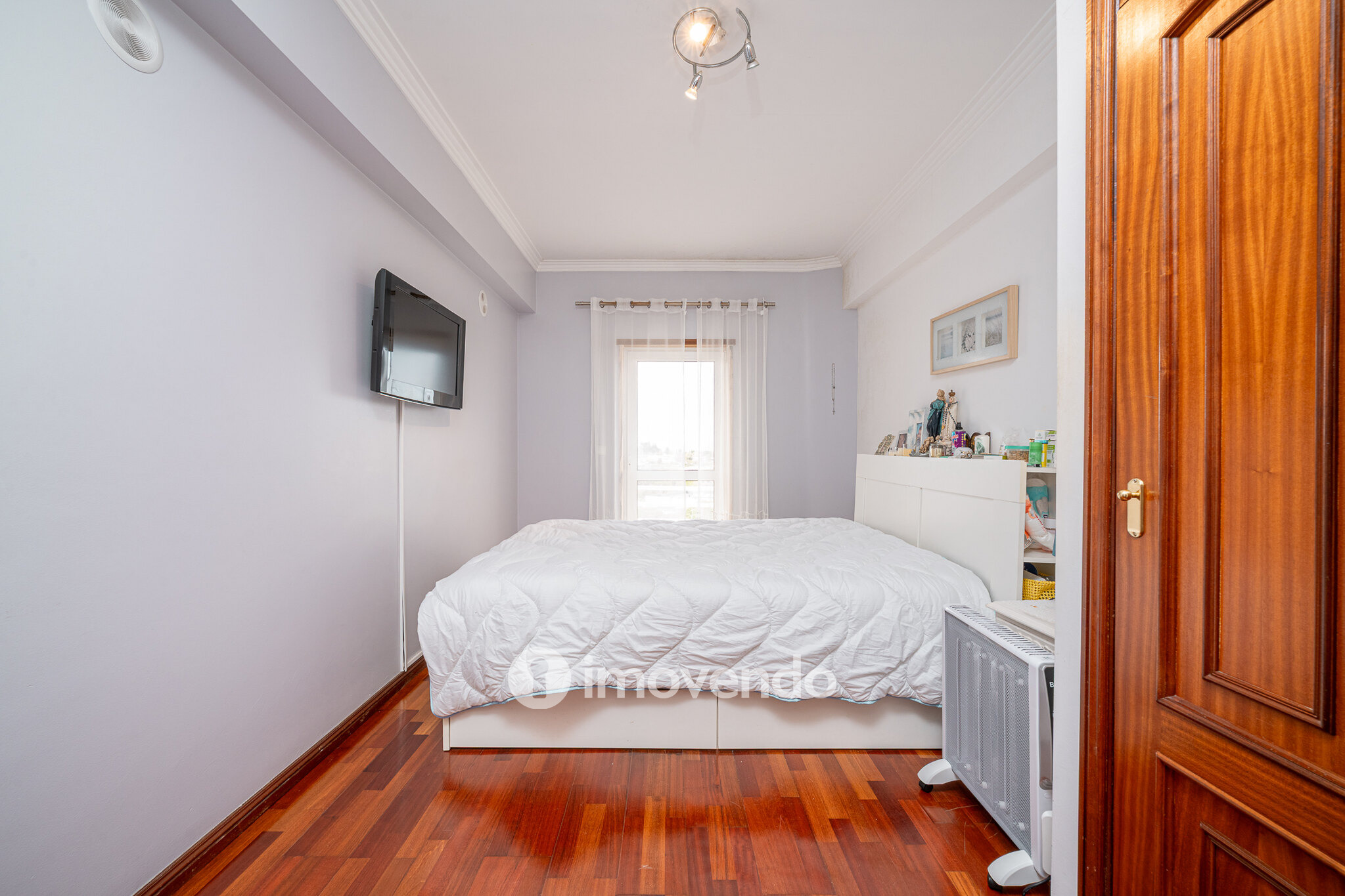 Apartamento T3, com lugar de estacionamento e varandas, na Amora