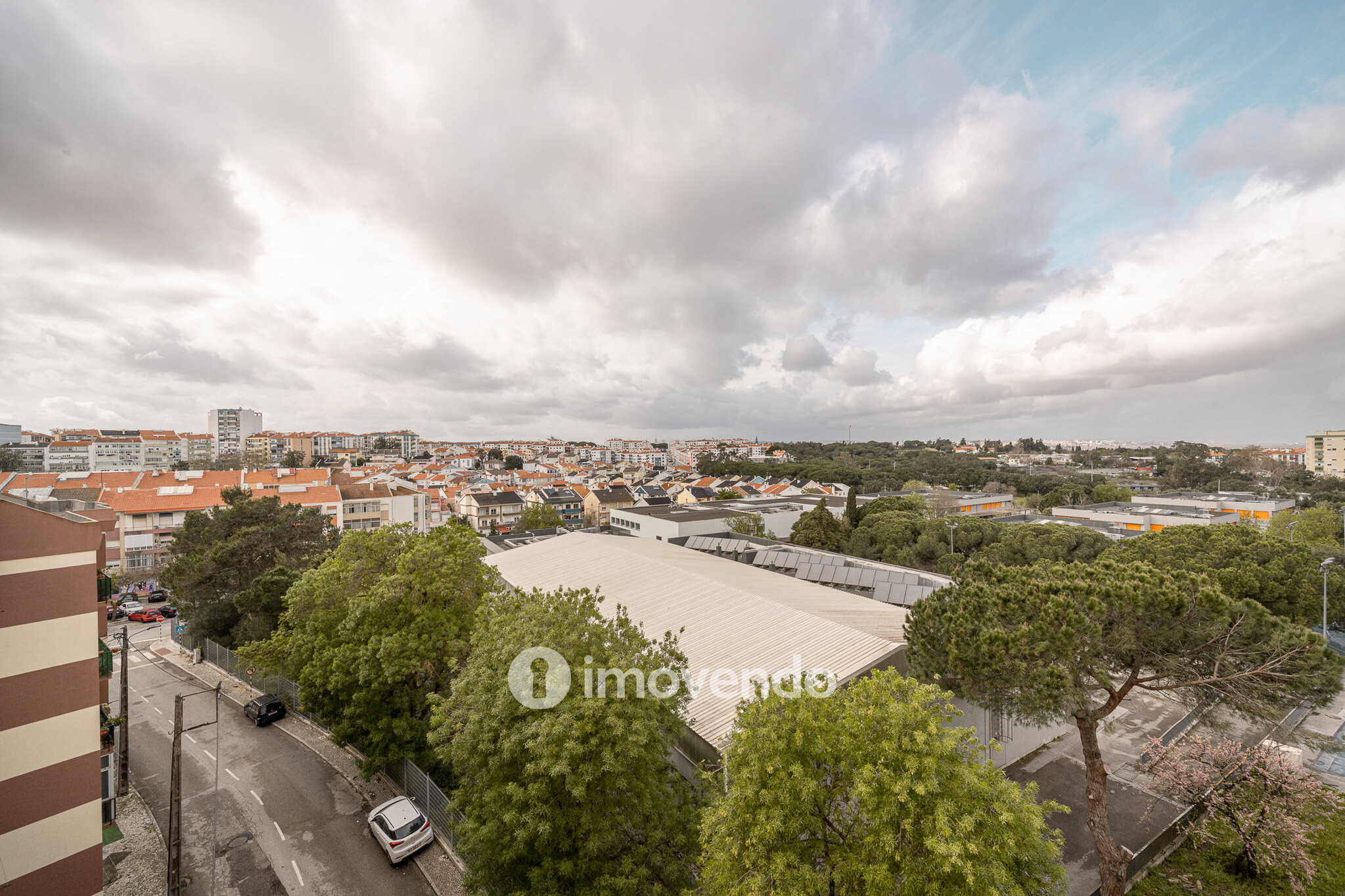 Apartamento T3, com lugar de estacionamento e varandas, na Amora