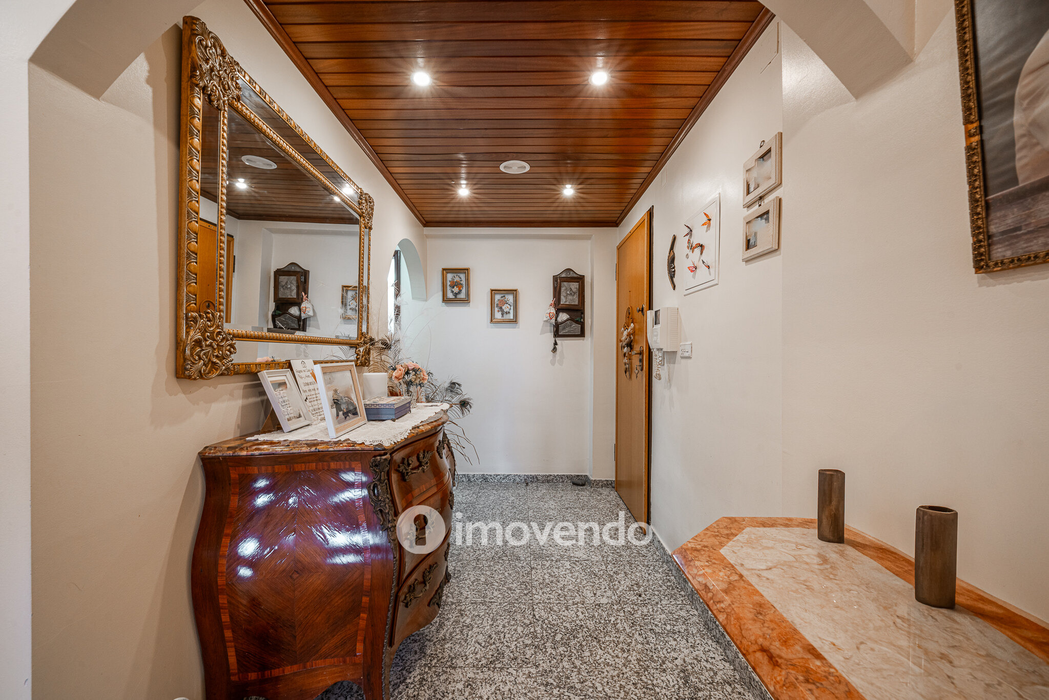 Apartamento T3, com lugar de estacionamento e varandas, na Amora