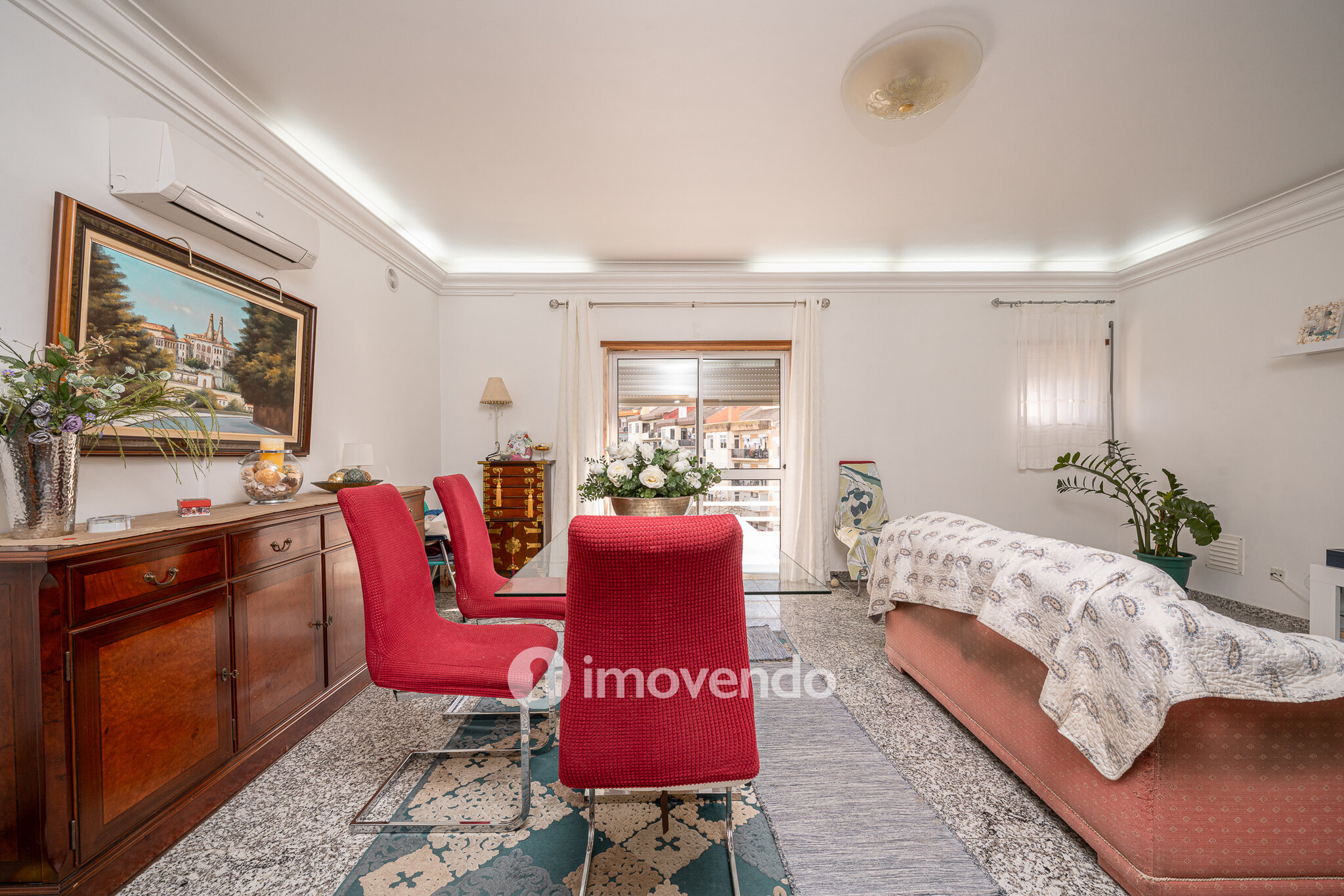 Apartamento T3, com lugar de estacionamento e varandas, na Amora