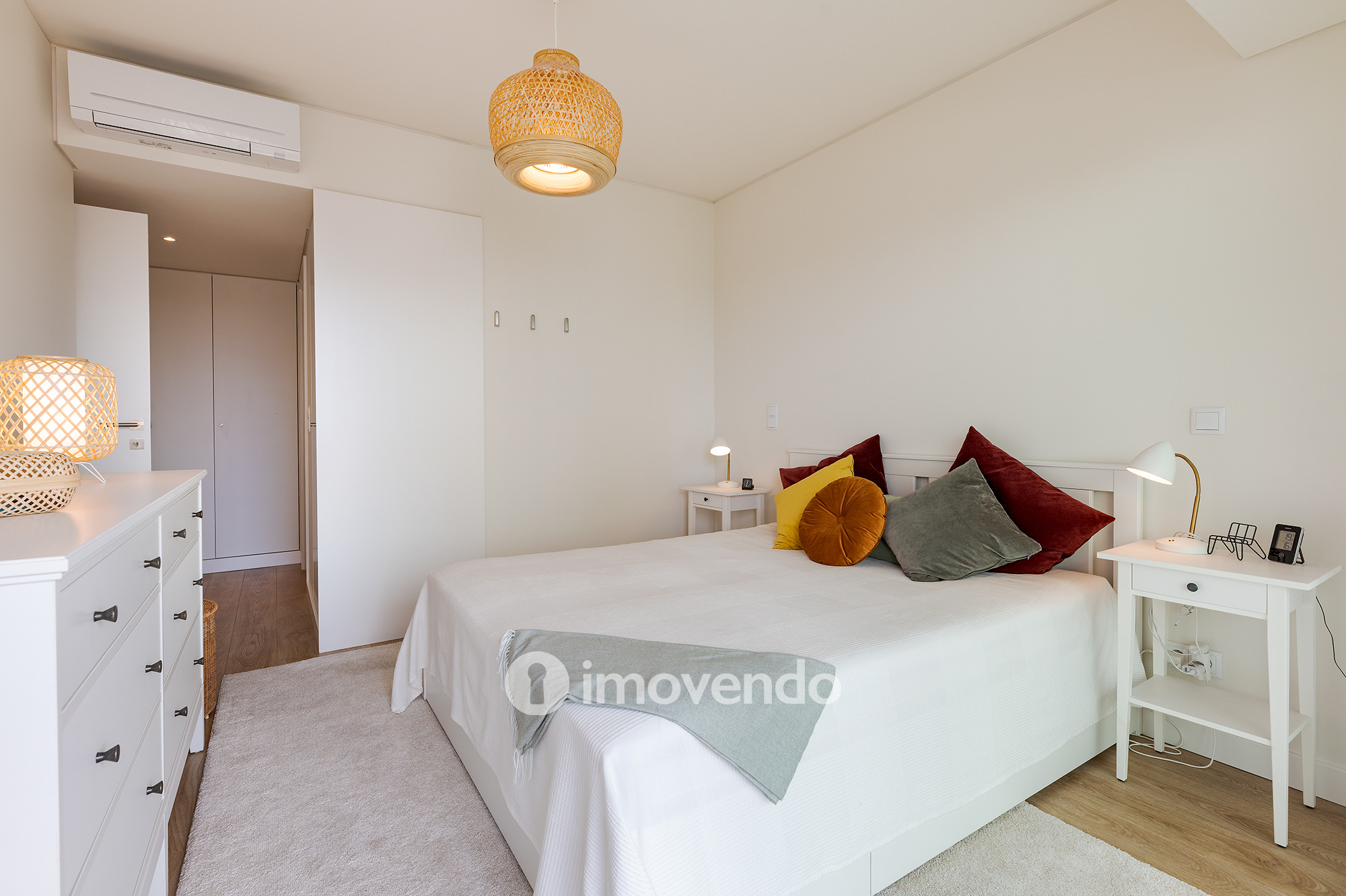 Apartamento T2 moderno, com varanda e estacionamento, na Av de Berlim