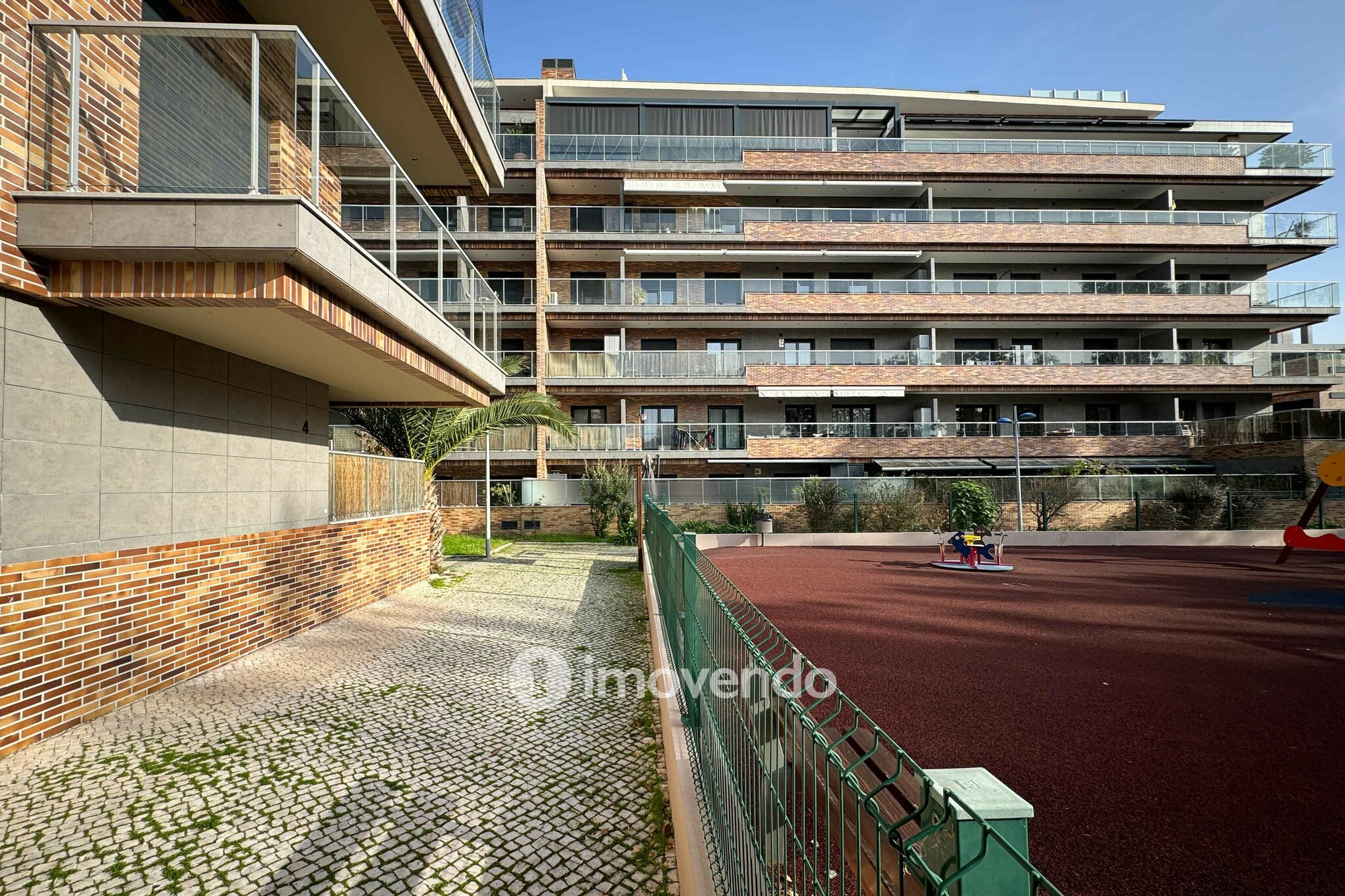 Apartamento T3 exclusivo, com garagem e vista Rio, em Moscavide