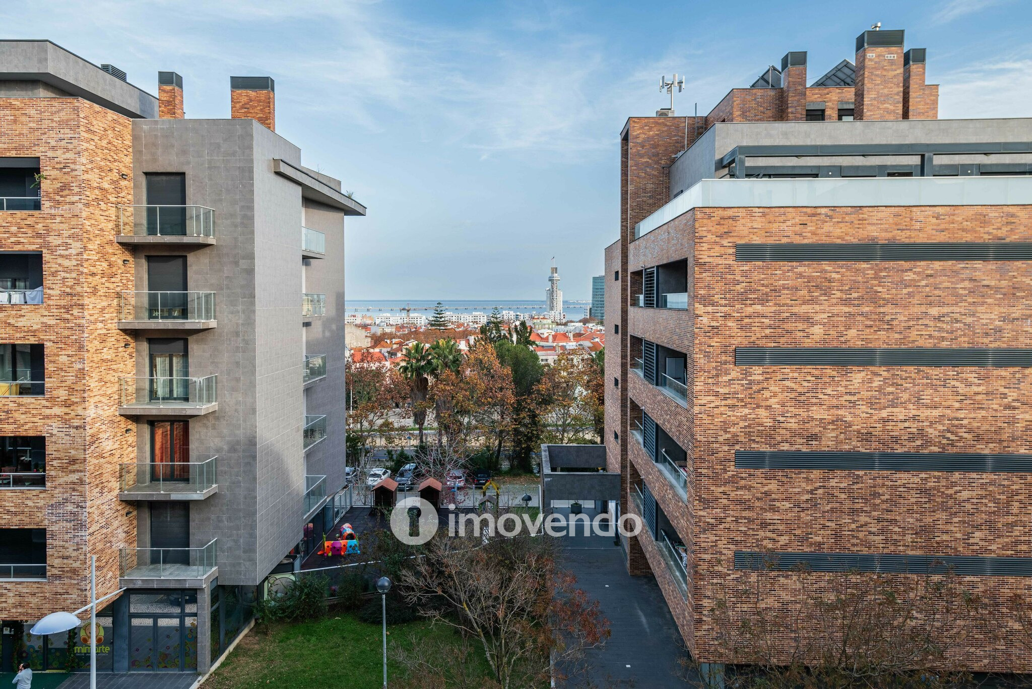 Apartamento T3 exclusivo, com garagem e vista Rio, em Moscavide