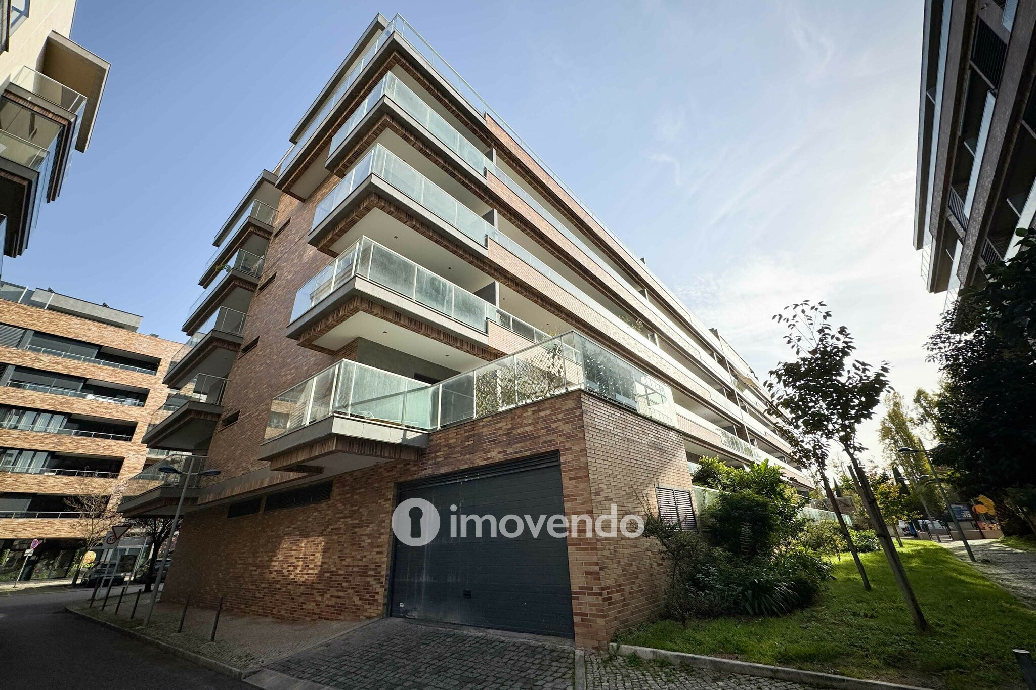 Apartamento T3 exclusivo, com garagem e vista Rio, em Moscavide