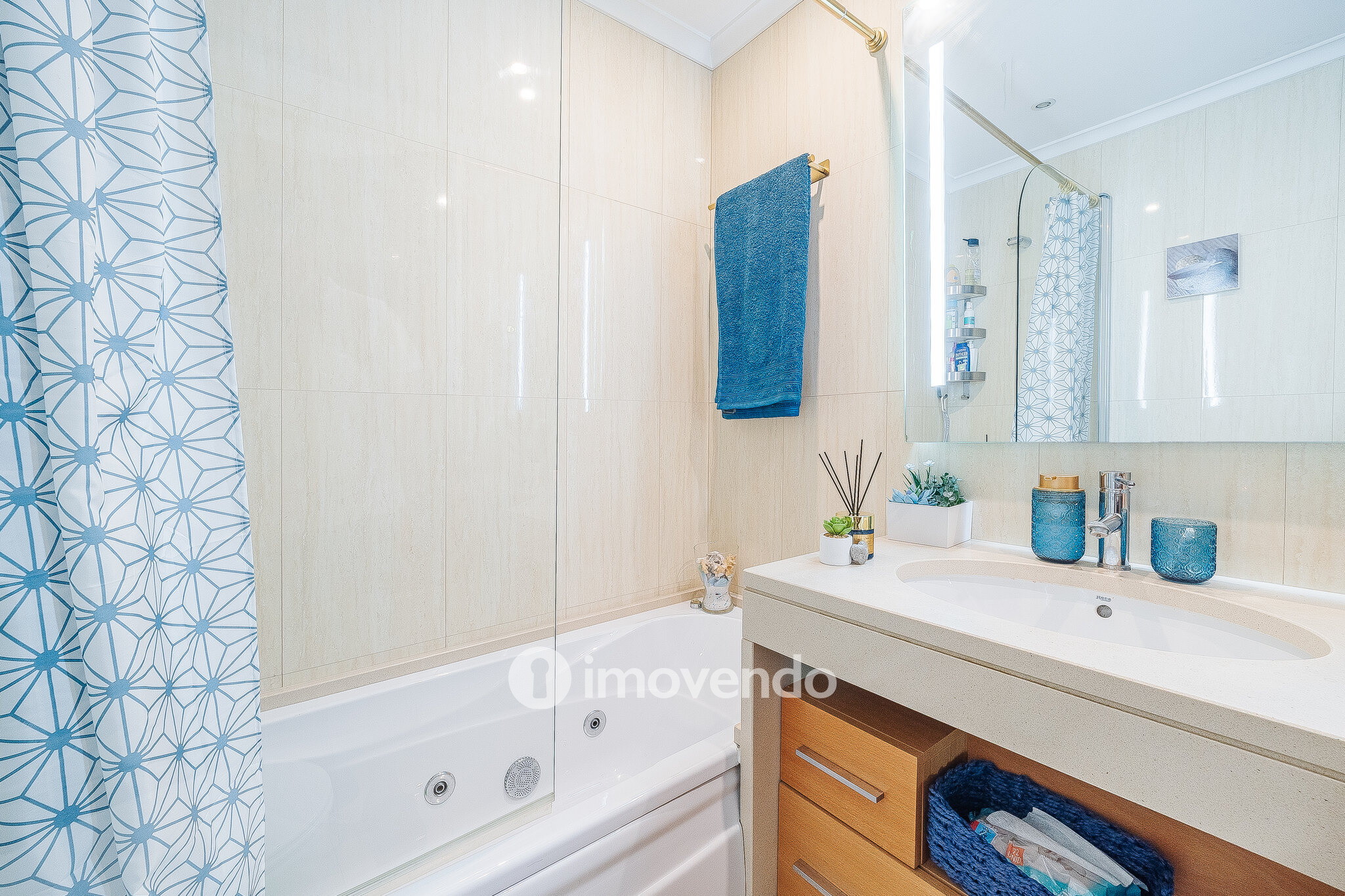 Apartamento T2 moderno, com garagem e varanda enorme, na Malvarosa