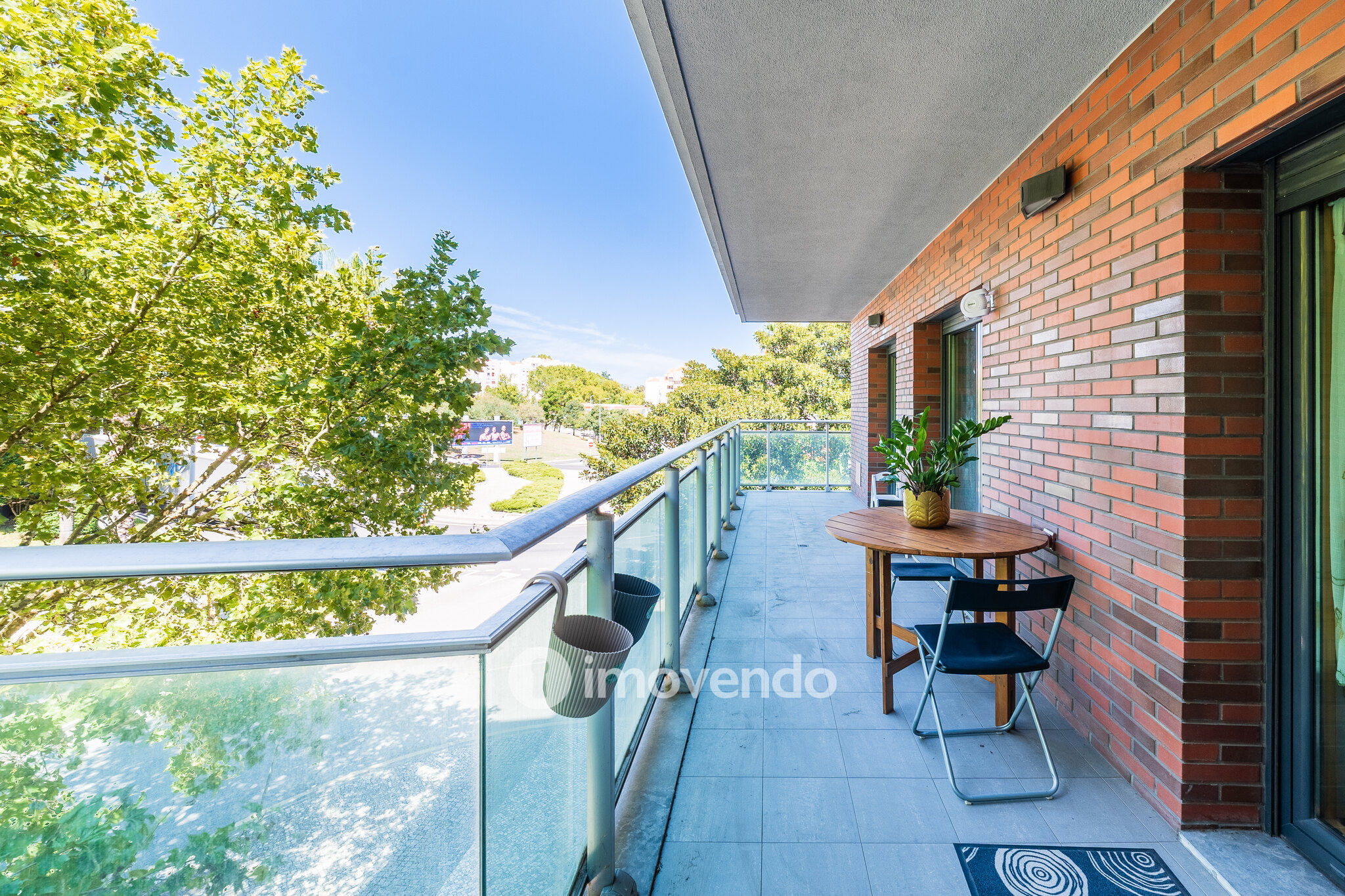 Apartamento T2 moderno, com garagem e varanda enorme, na Malvarosa