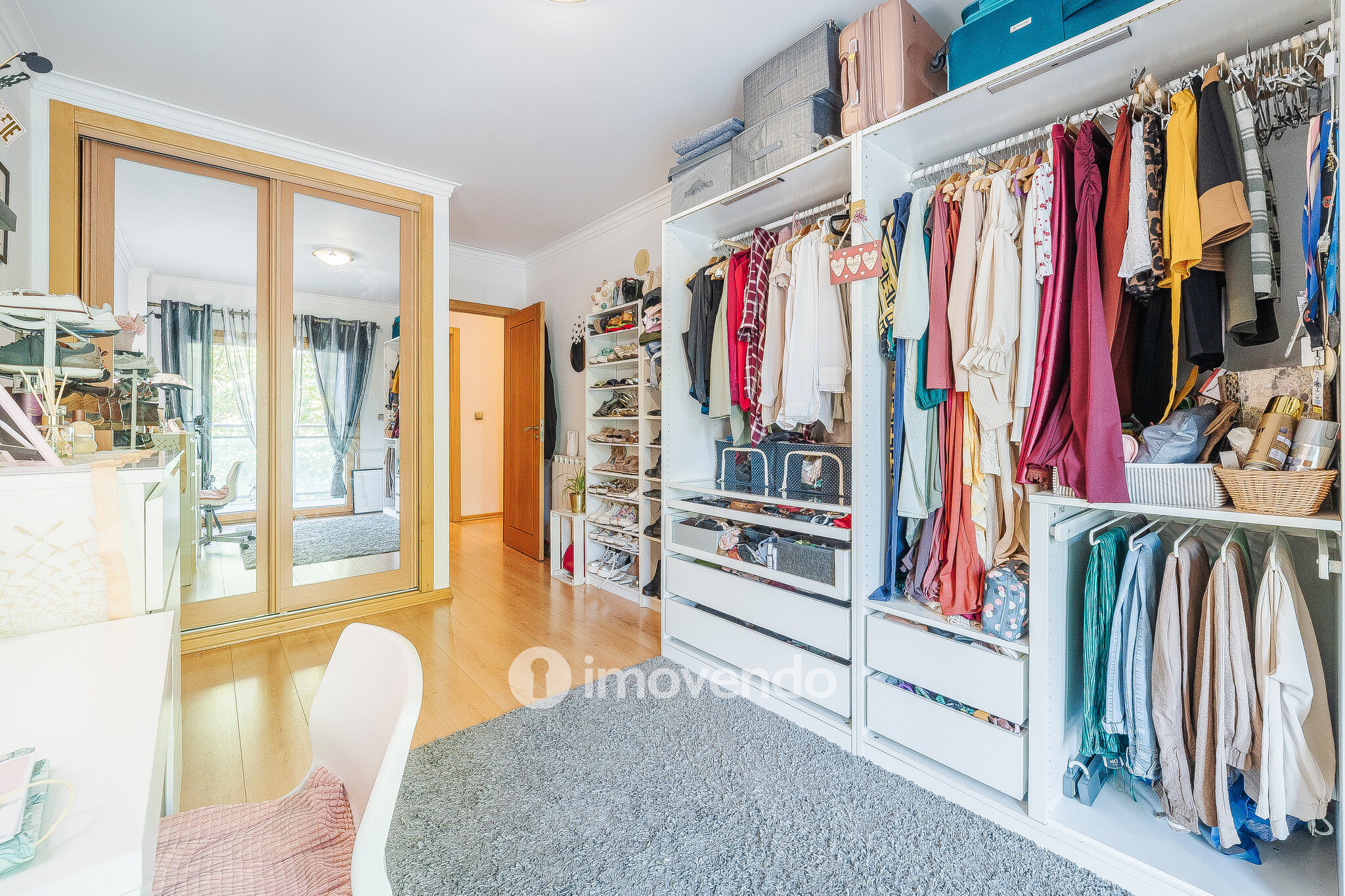 Apartamento T2 moderno, com garagem e varanda enorme, na Malvarosa