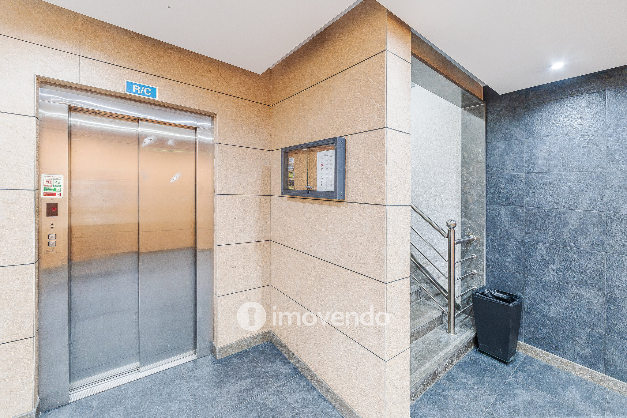 Apartamento T2 moderno, com garagem e varanda enorme, na Malvarosa