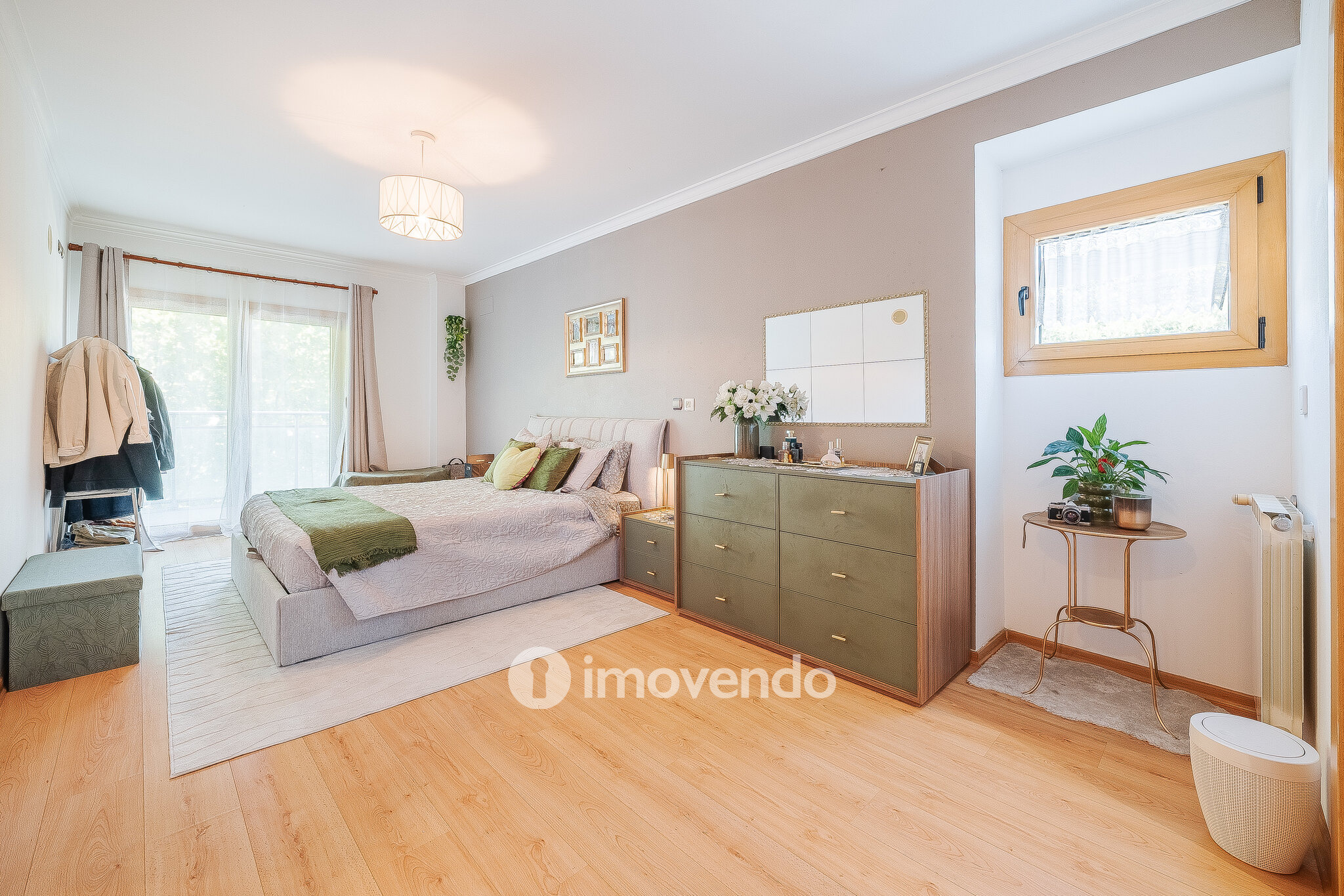 Apartamento T2 moderno, com garagem e varanda enorme, na Malvarosa