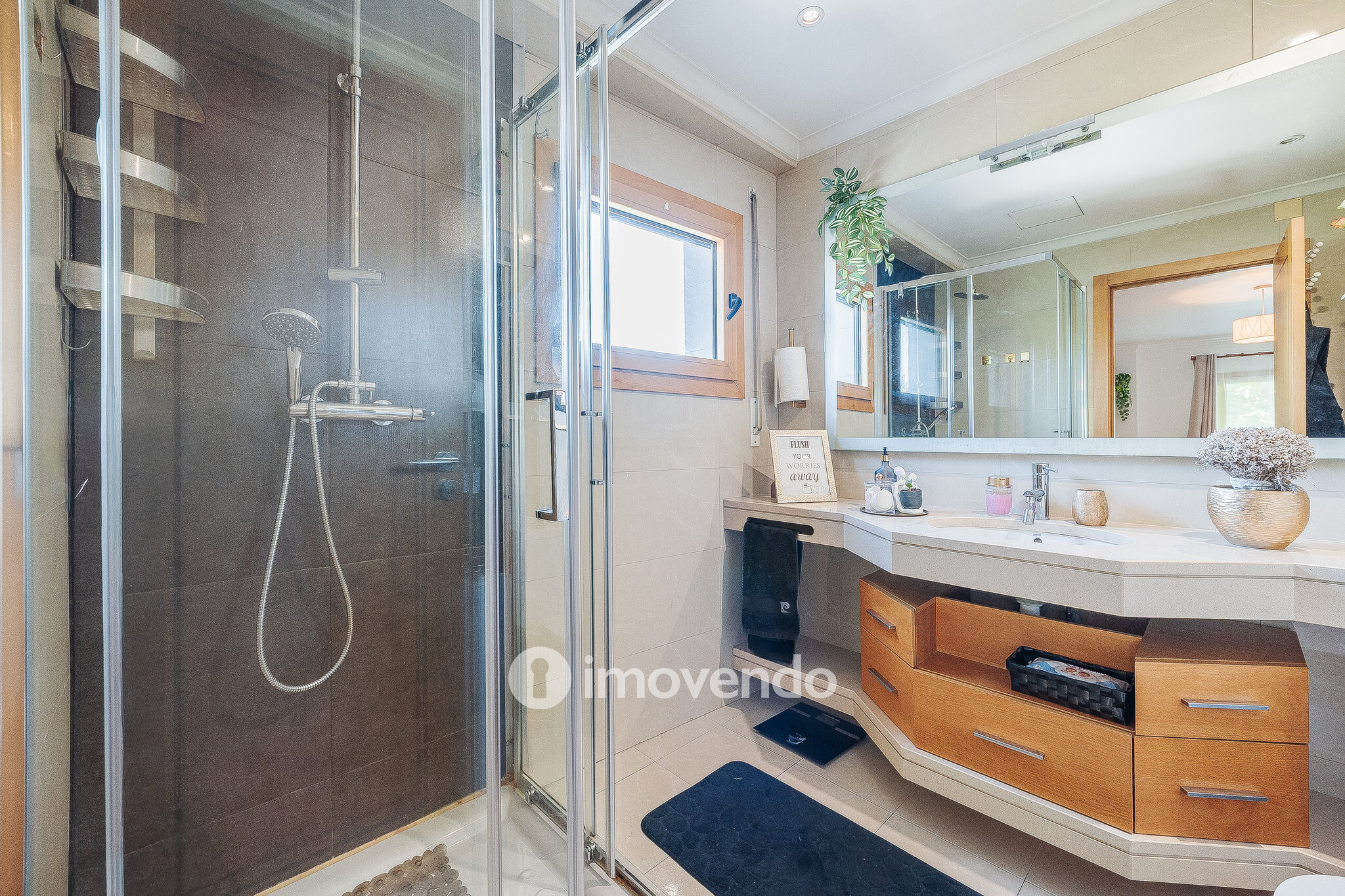 Apartamento T2 moderno, com garagem e varanda enorme, na Malvarosa
