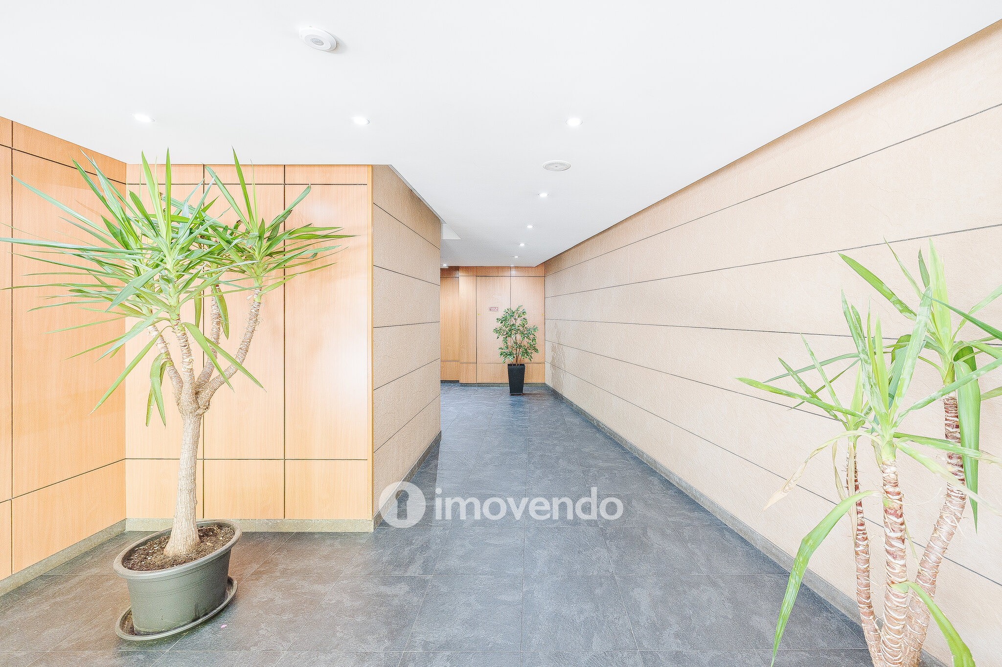 Apartamento T2 moderno, com garagem e varanda enorme, na Malvarosa