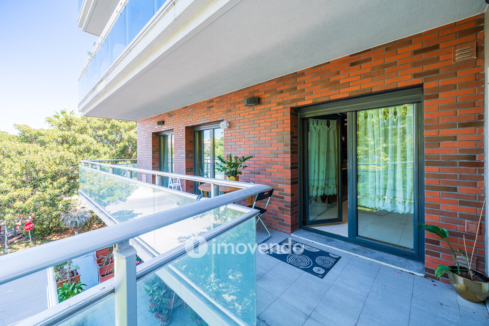 Apartamento T2 moderno, com garagem e varanda enorme, na Malvarosa