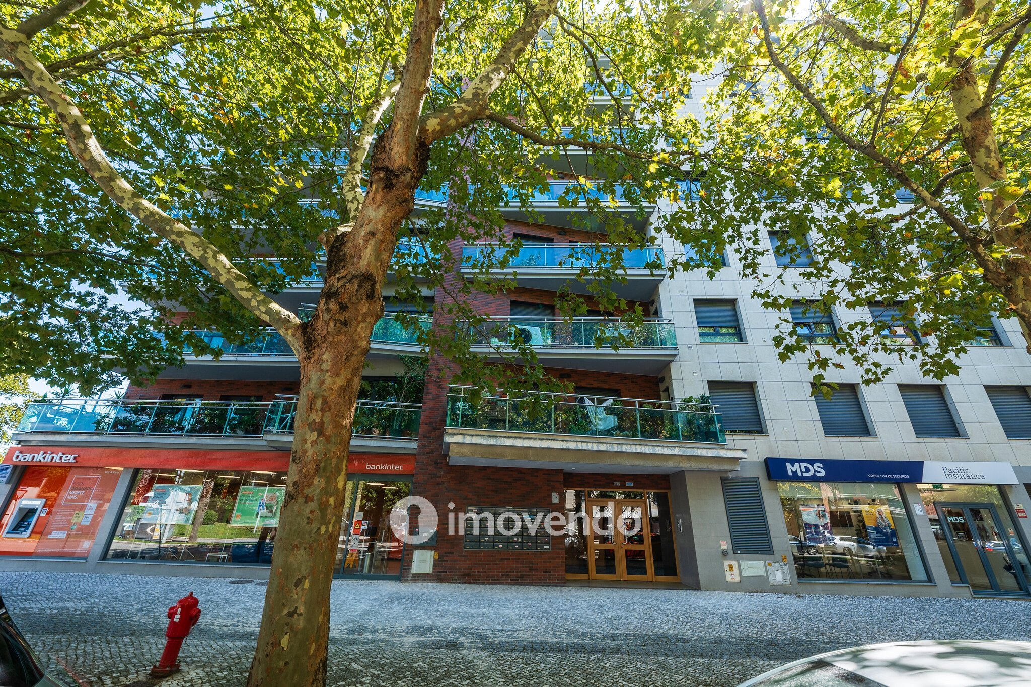 Apartamento T2 moderno, com garagem e varanda enorme, na Malvarosa