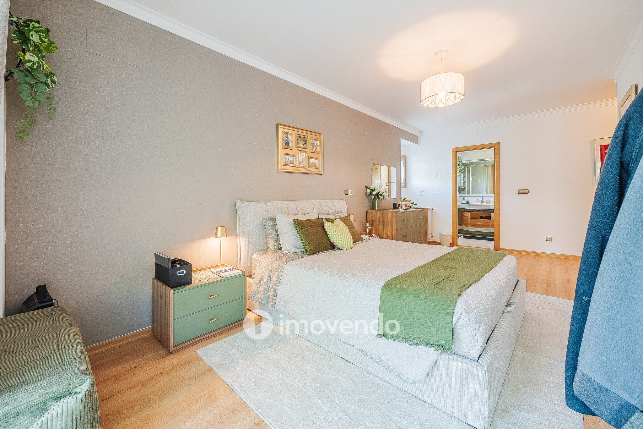 Apartamento T2 moderno, com garagem e varanda enorme, na Malvarosa