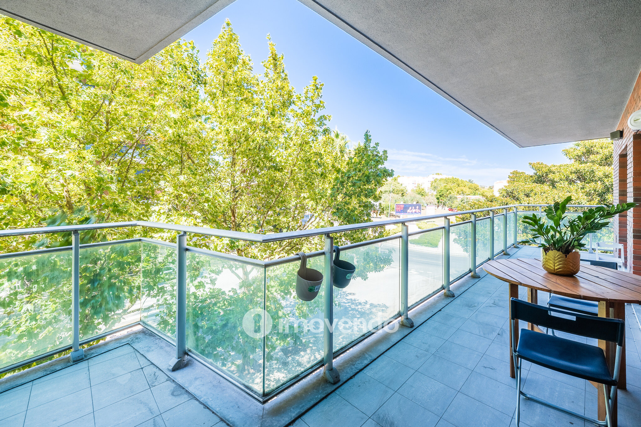 Apartamento T2 moderno, com garagem e varanda enorme, na Malvarosa