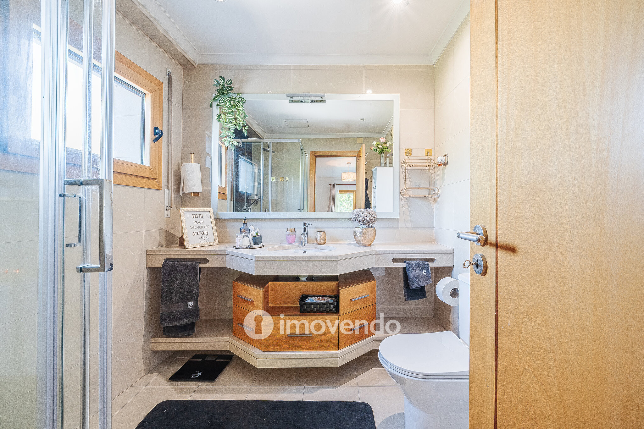 Apartamento T2 moderno, com garagem e varanda enorme, na Malvarosa