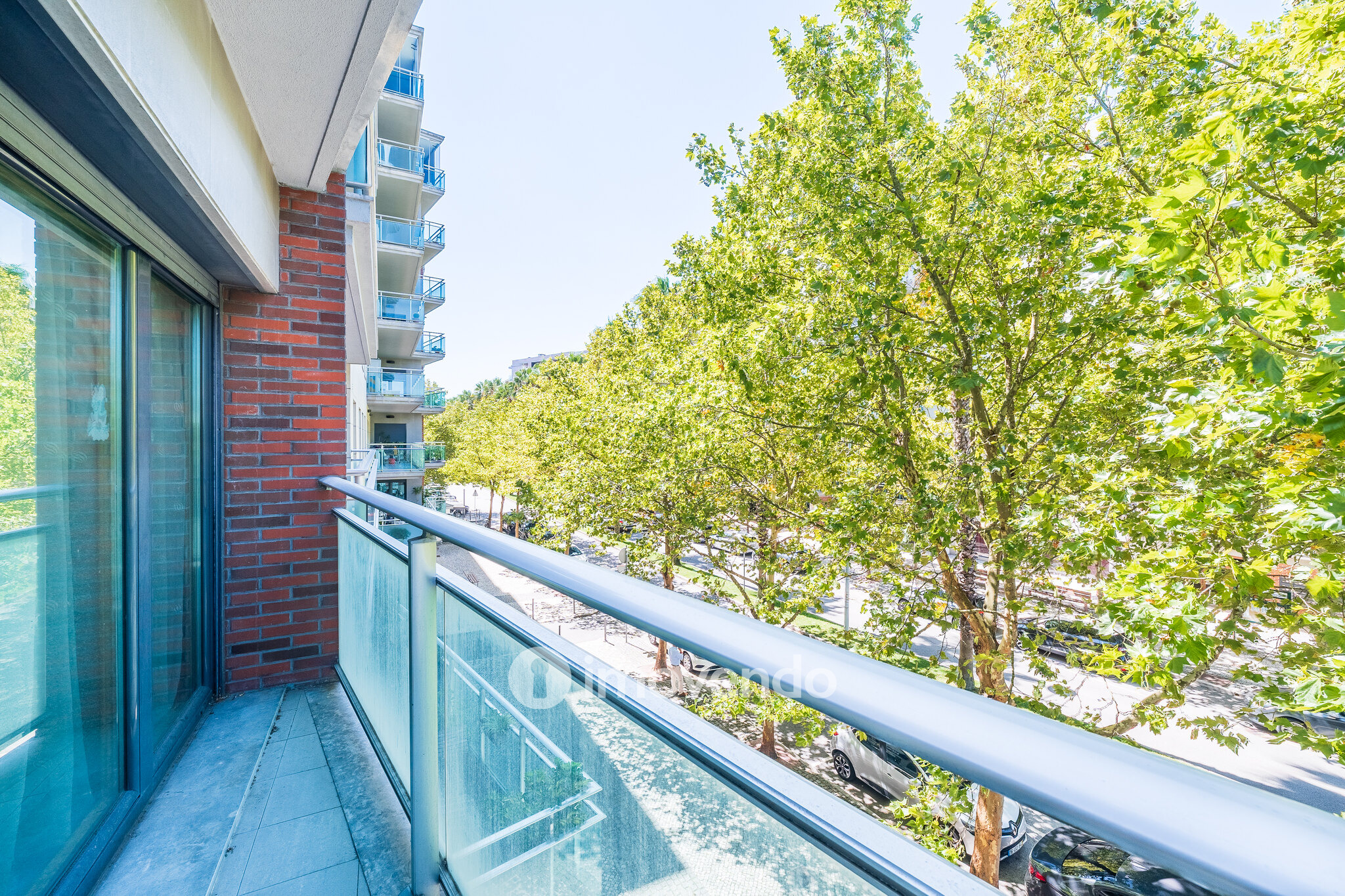 Apartamento T2 moderno, com garagem e varanda enorme, na Malvarosa