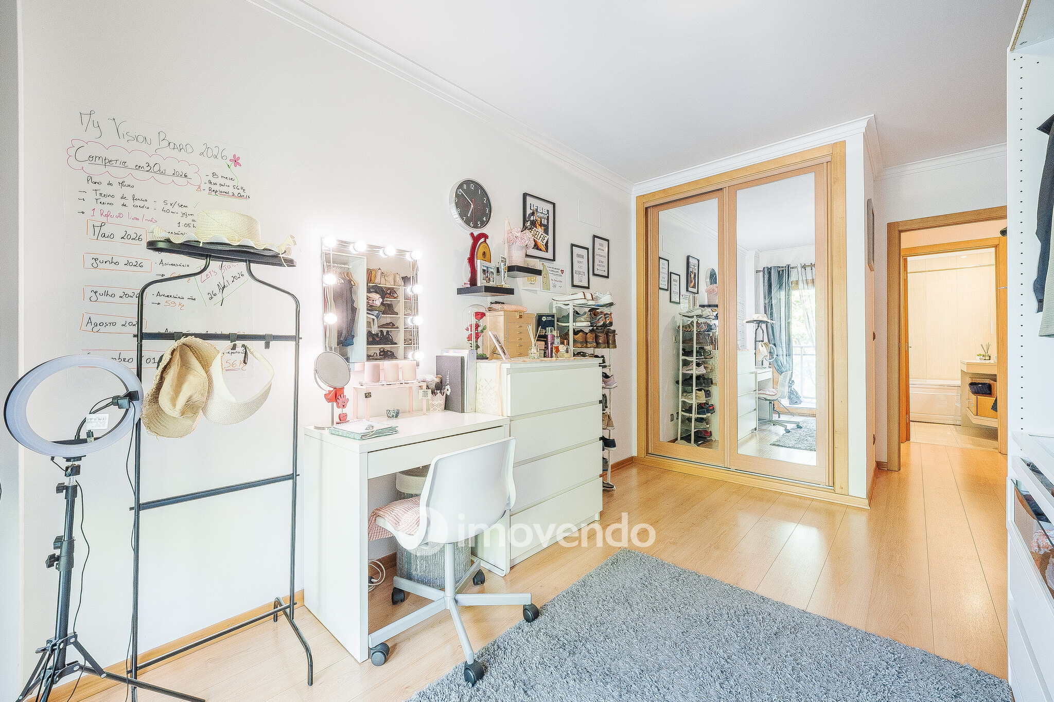 Apartamento T2 moderno, com garagem e varanda enorme, na Malvarosa