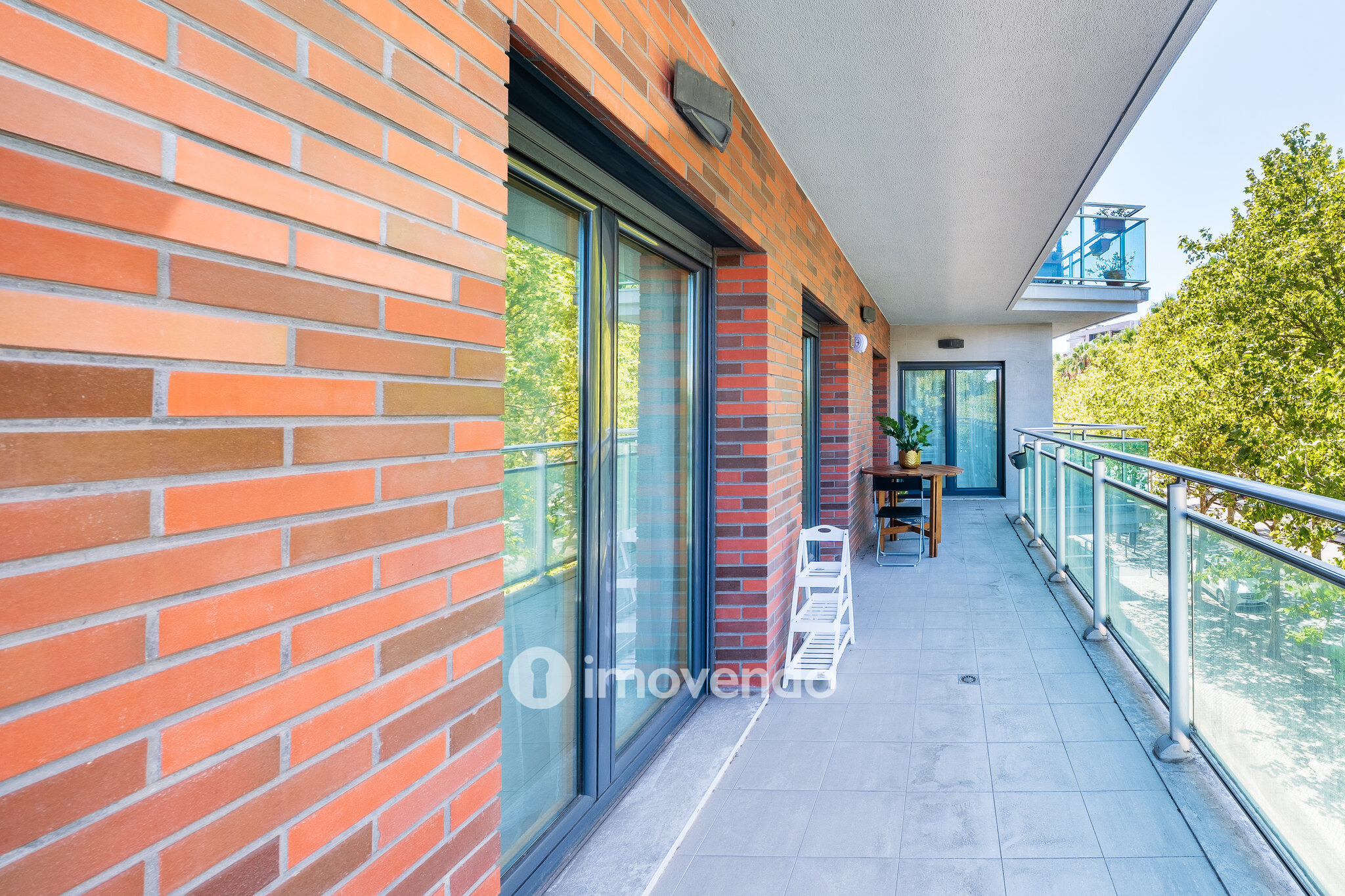 Apartamento T2 moderno, com garagem e varanda enorme, na Malvarosa