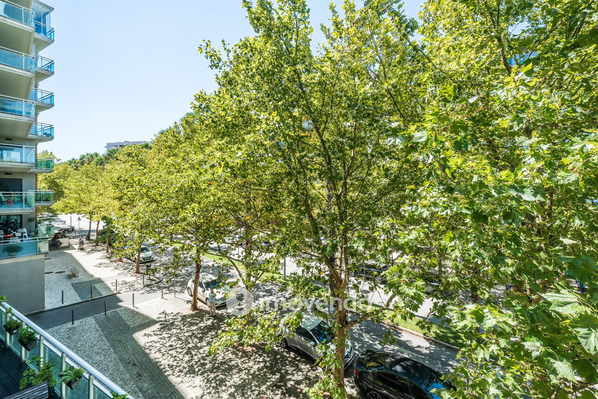 Apartamento T2 moderno, com garagem e varanda enorme, na Malvarosa