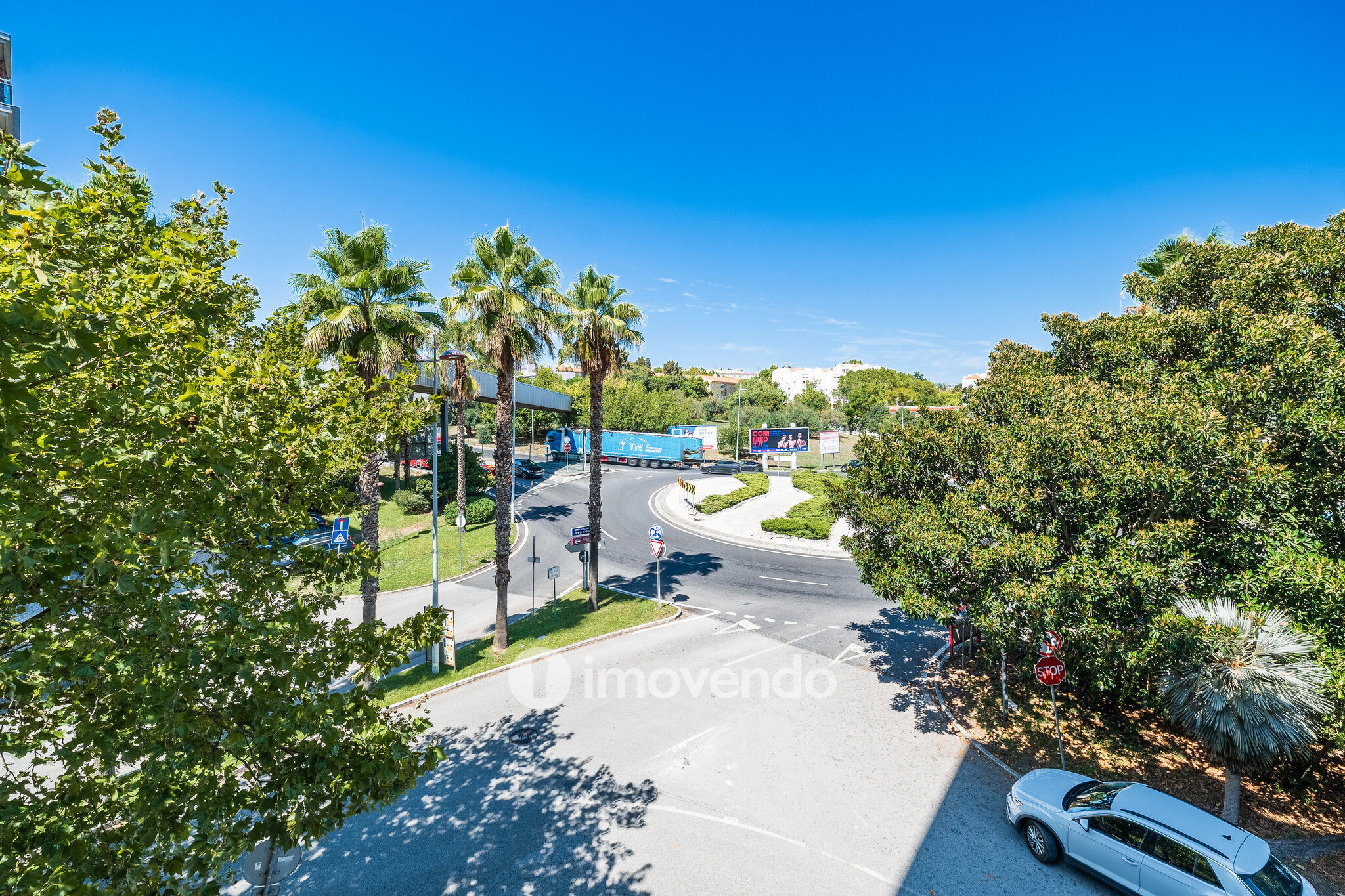 Apartamento T2 moderno, com garagem e varanda enorme, na Malvarosa