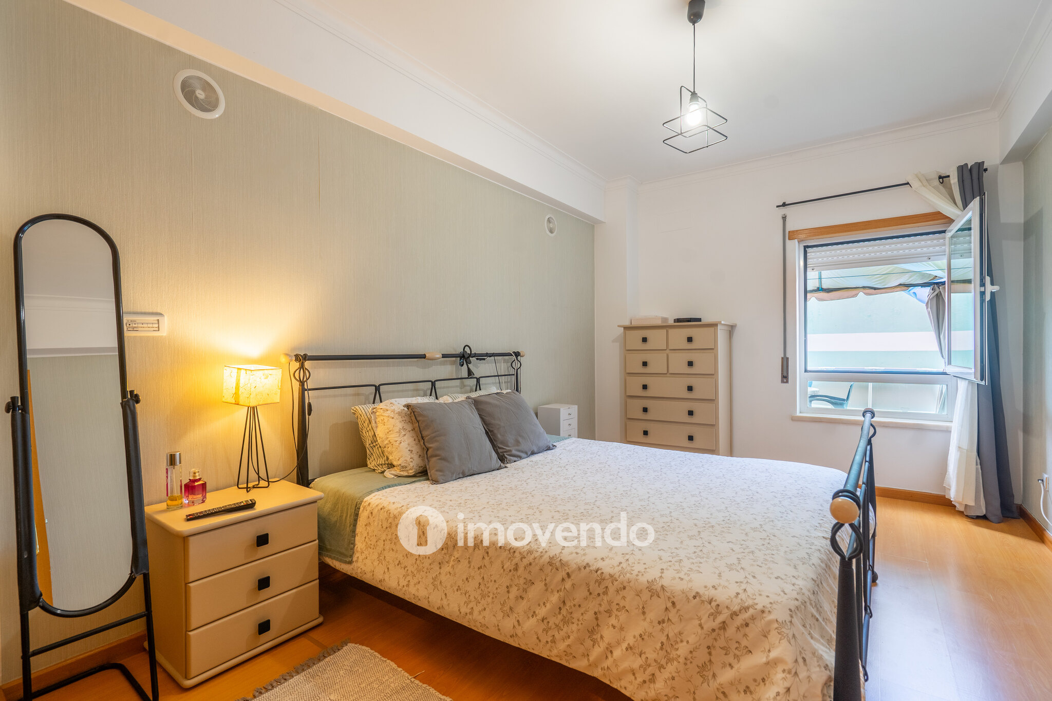 Apartamento T2 com estacionamento e terraço, em Vialonga