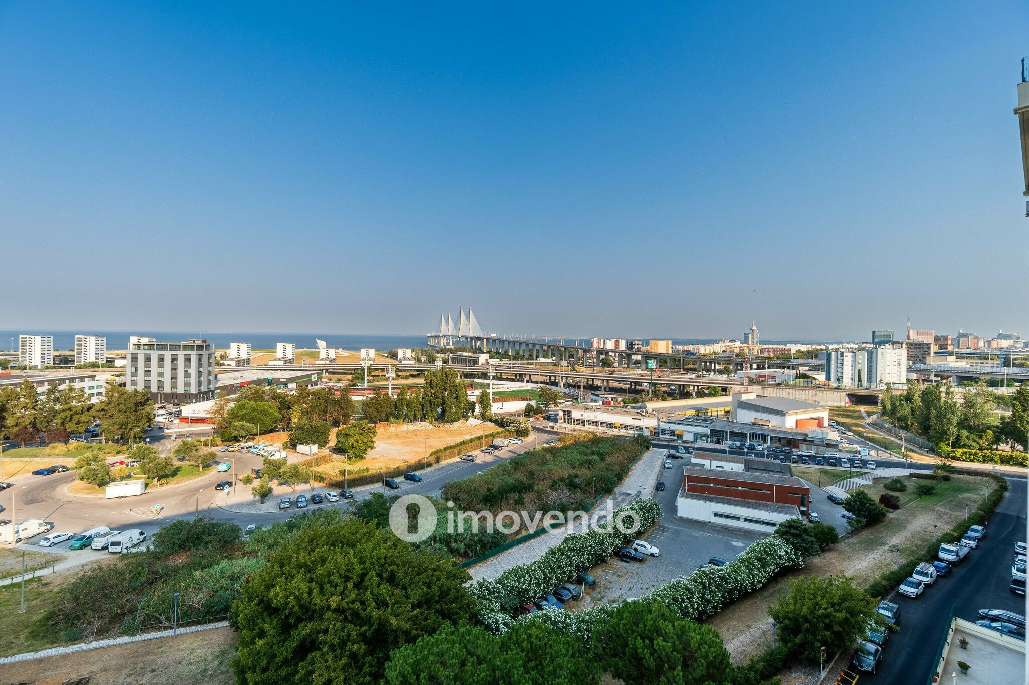 Apartamento T4, com estacionamento e vistas sobre o Tejo, em Sacavém