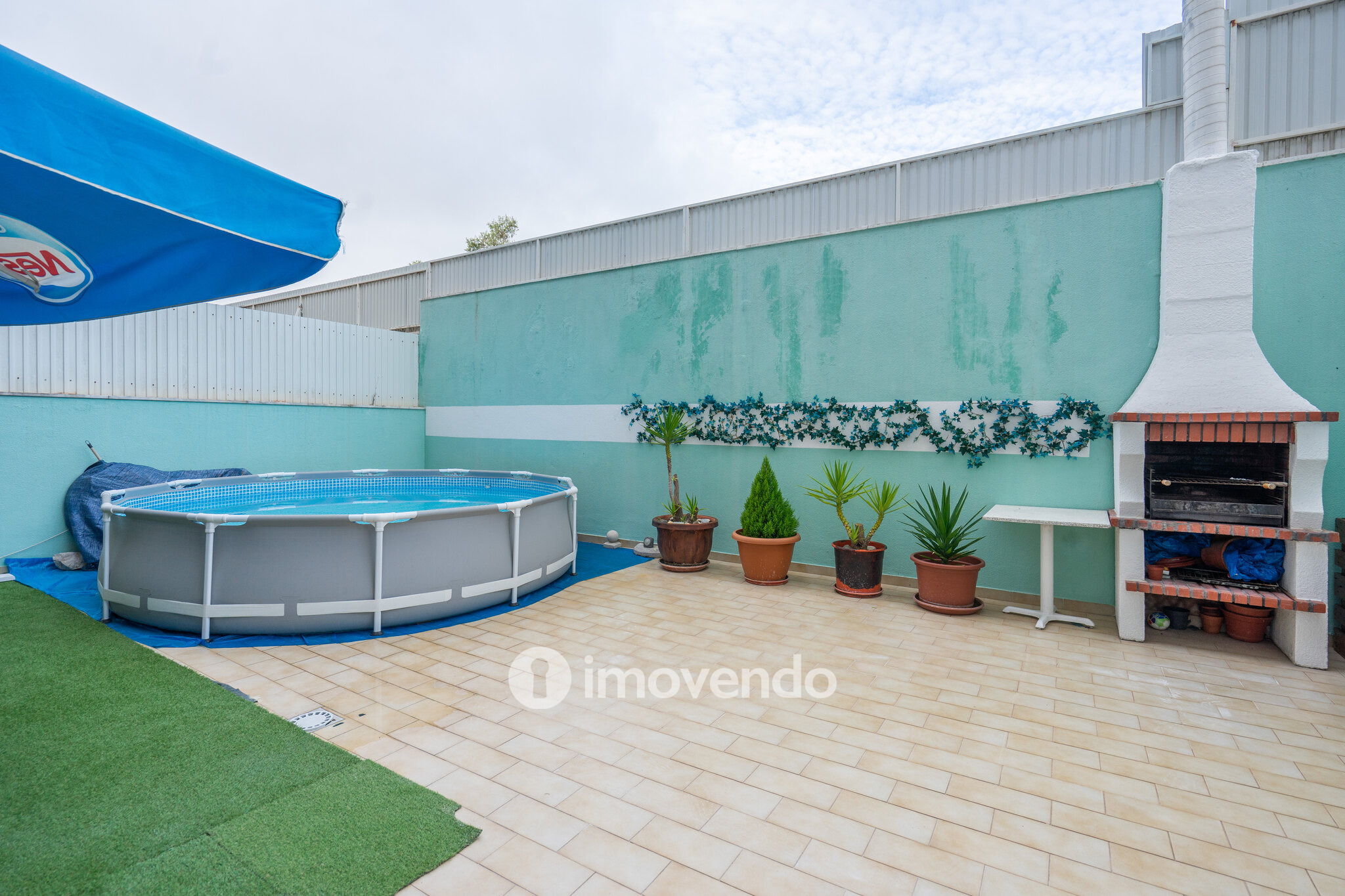 Apartamento T2 com estacionamento e terraço, em Vialonga