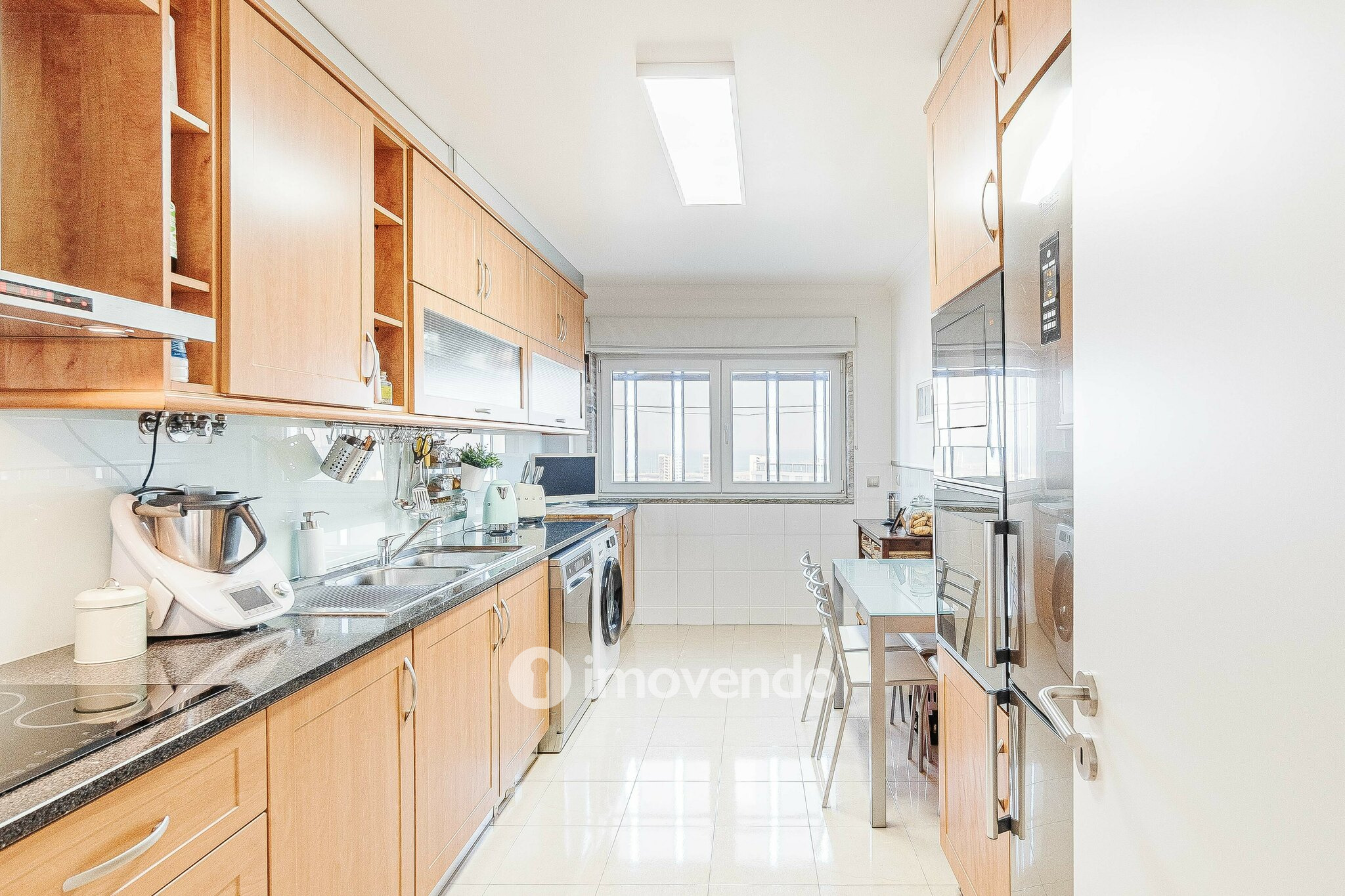 Apartamento T4, com estacionamento e vistas sobre o Tejo, em Sacavém