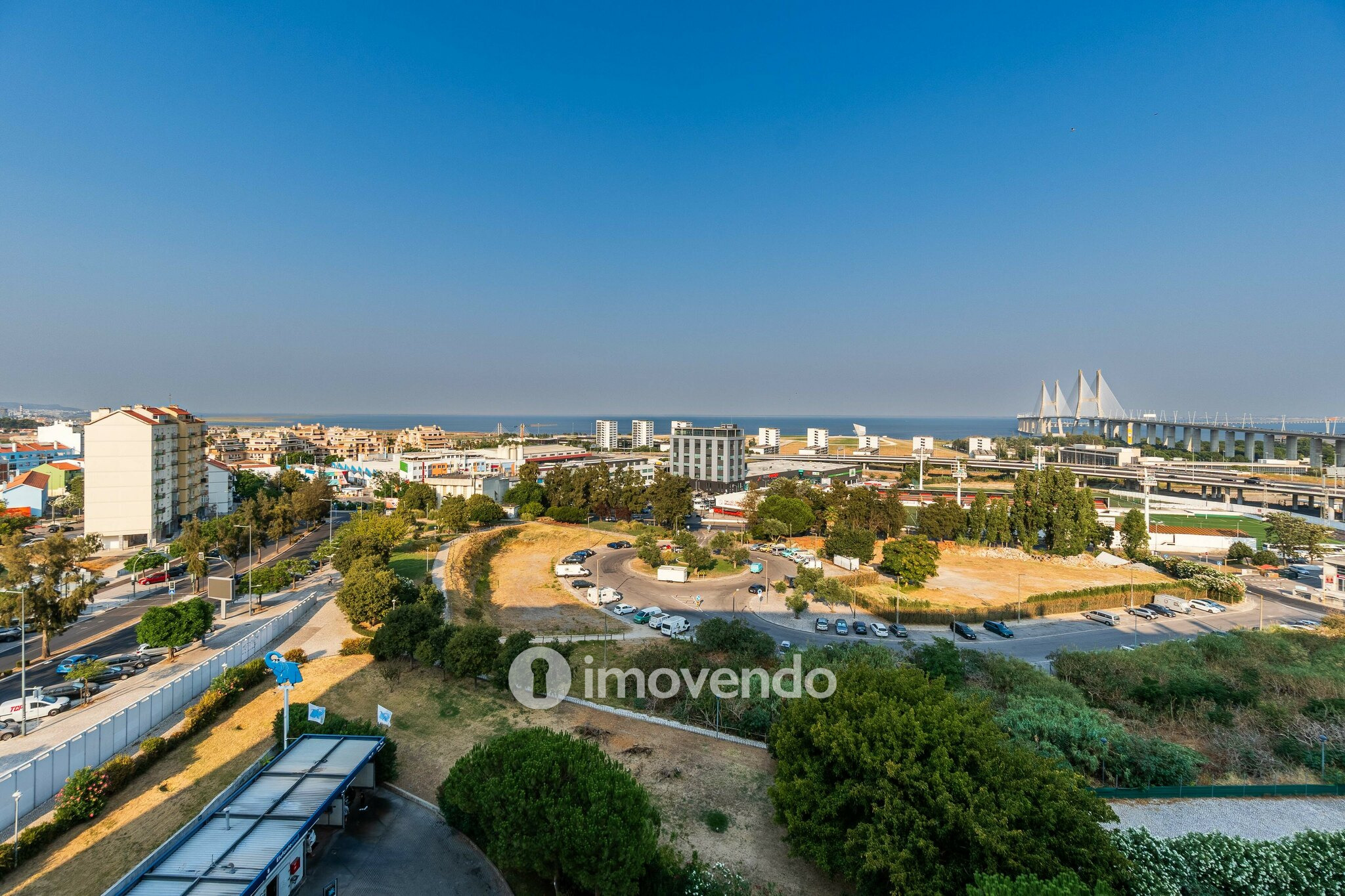 Apartamento T4, com estacionamento e vistas sobre o Tejo, em Sacavém