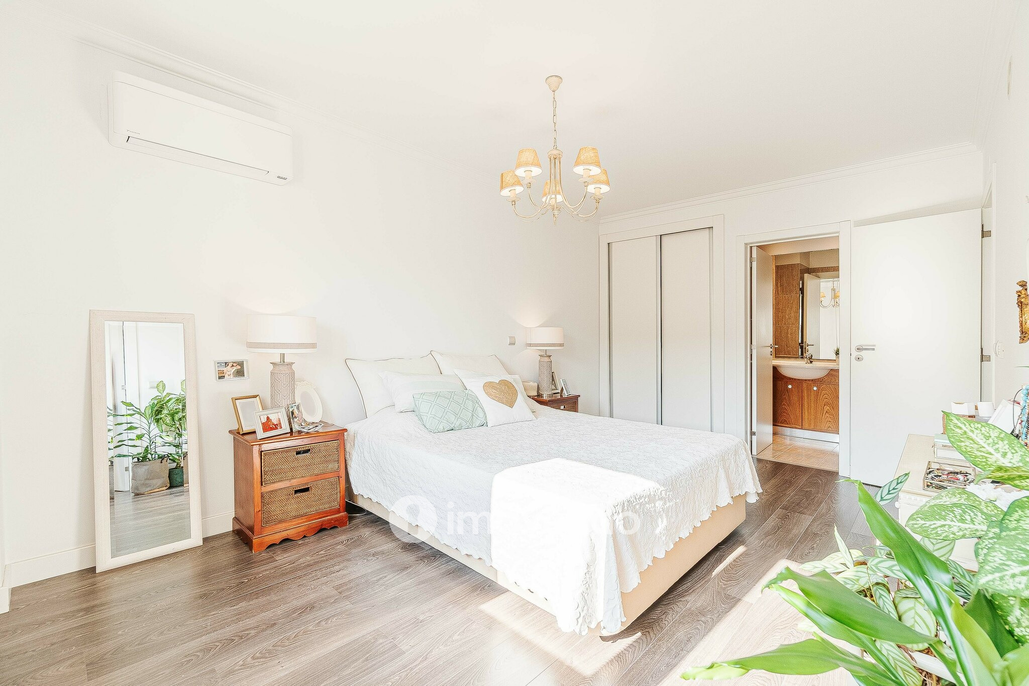 Apartamento T4, com estacionamento e vistas sobre o Tejo, em Sacavém