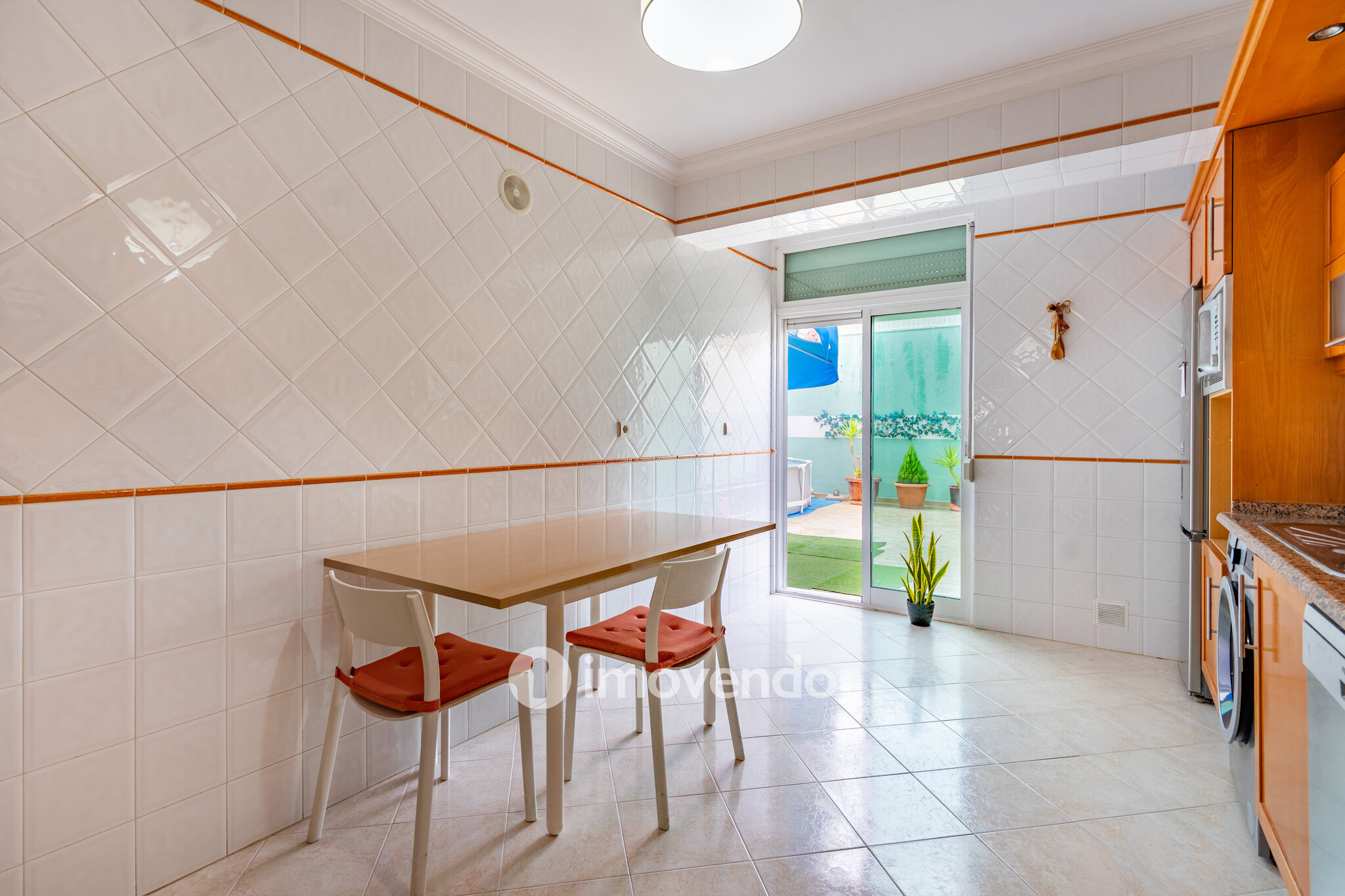 Apartamento T2 com estacionamento e terraço, em Vialonga