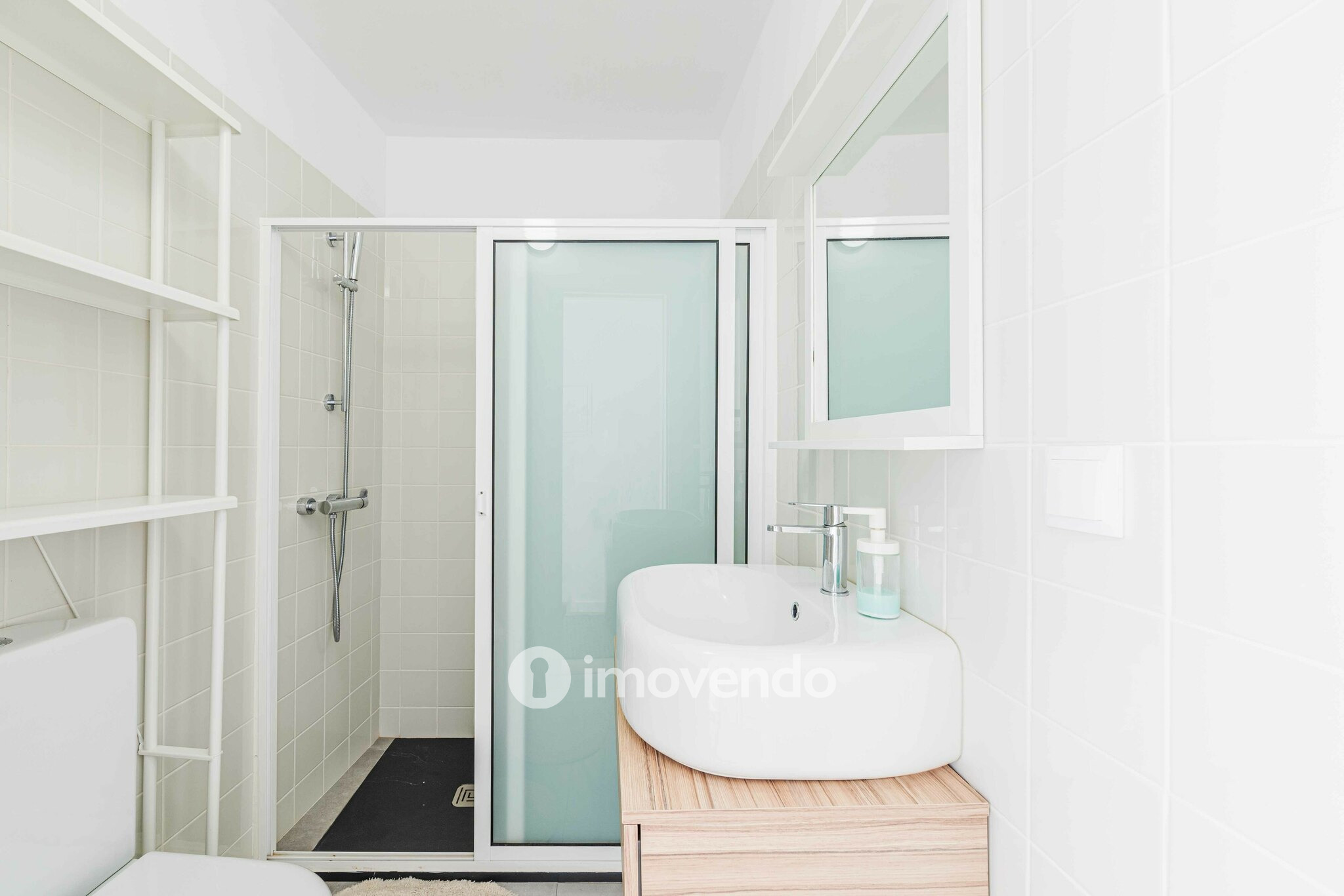Apartamento T1 com terraço, a 1 km da praia, em Paço de Arcos