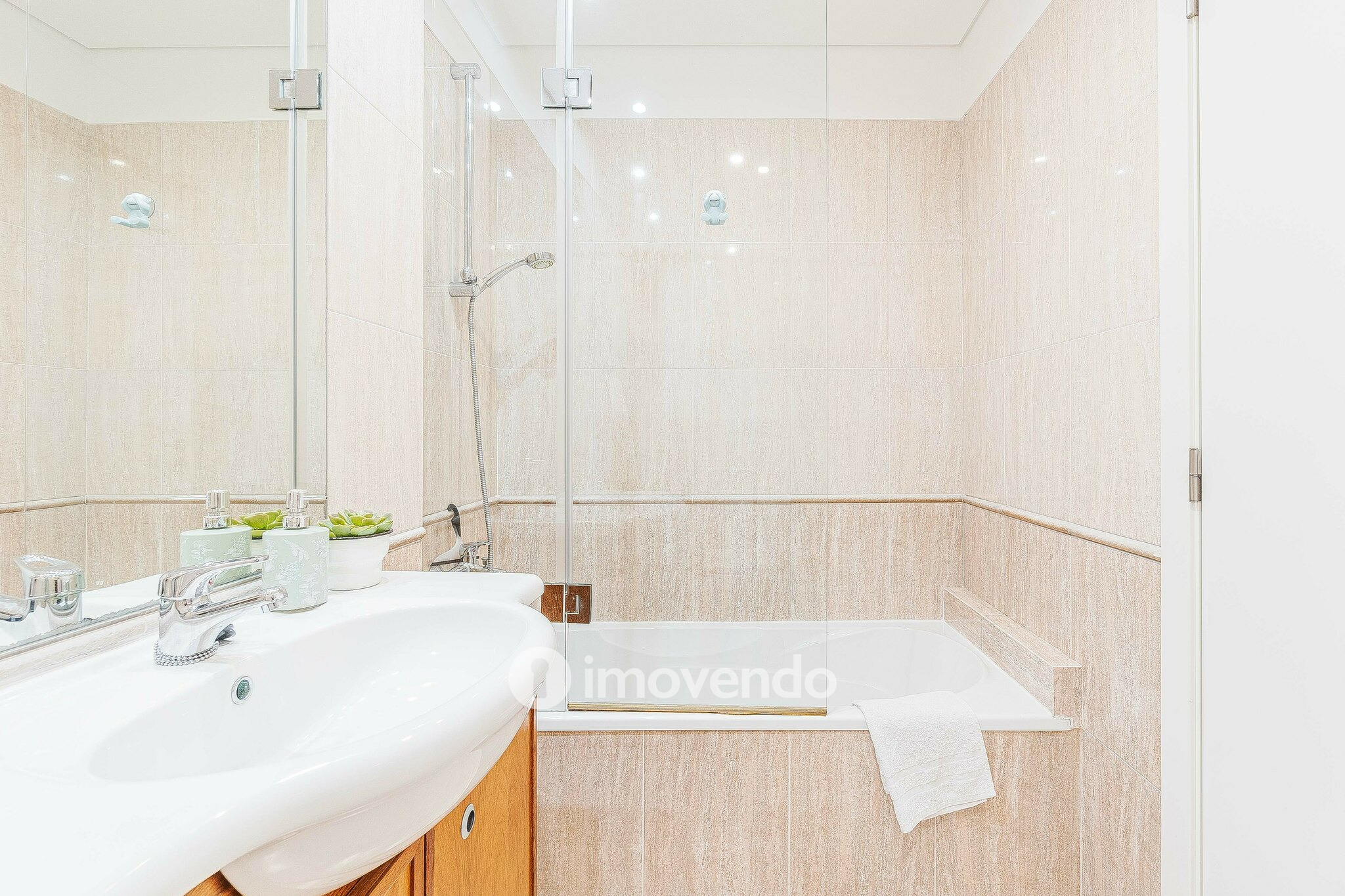 Apartamento T4, com estacionamento e vistas sobre o Tejo, em Sacavém