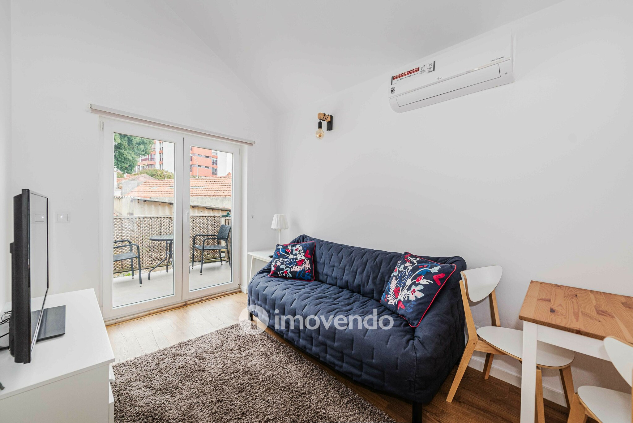 Apartamento T1 com terraço, a 1 km da praia, em Paço de Arcos