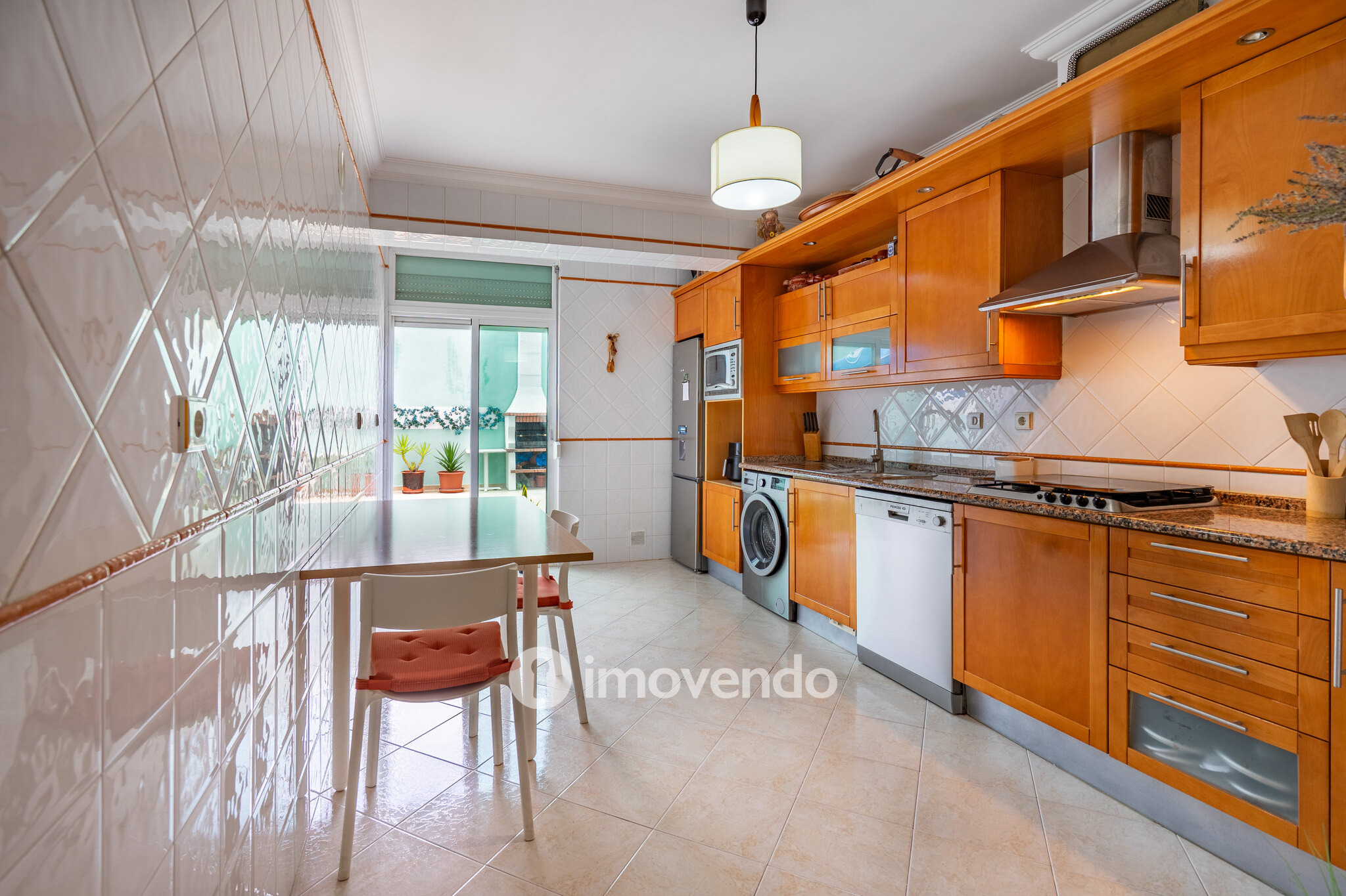 Apartamento T2 com estacionamento e terraço, em Vialonga