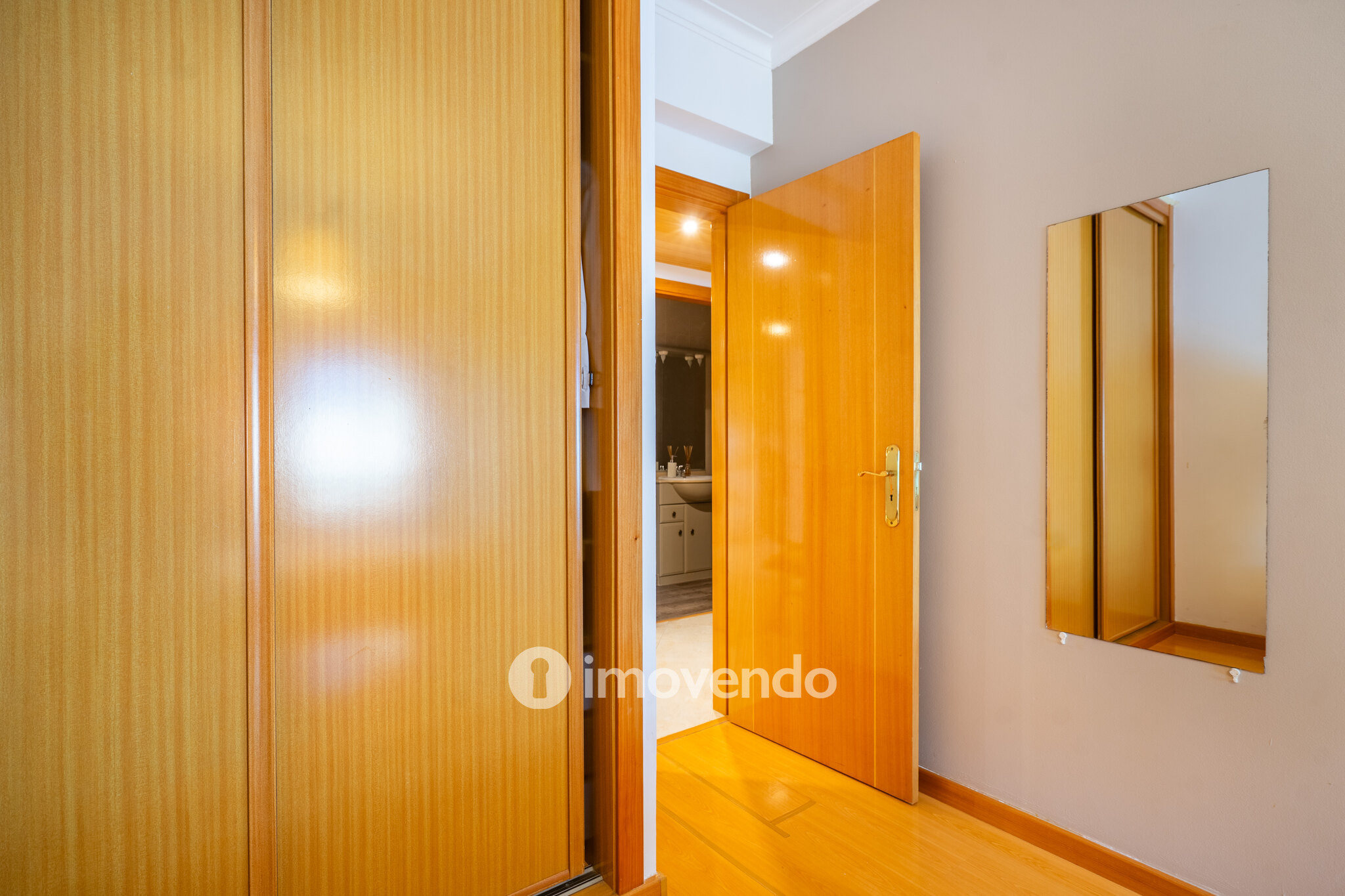 Apartamento T2 com estacionamento e terraço, em Vialonga