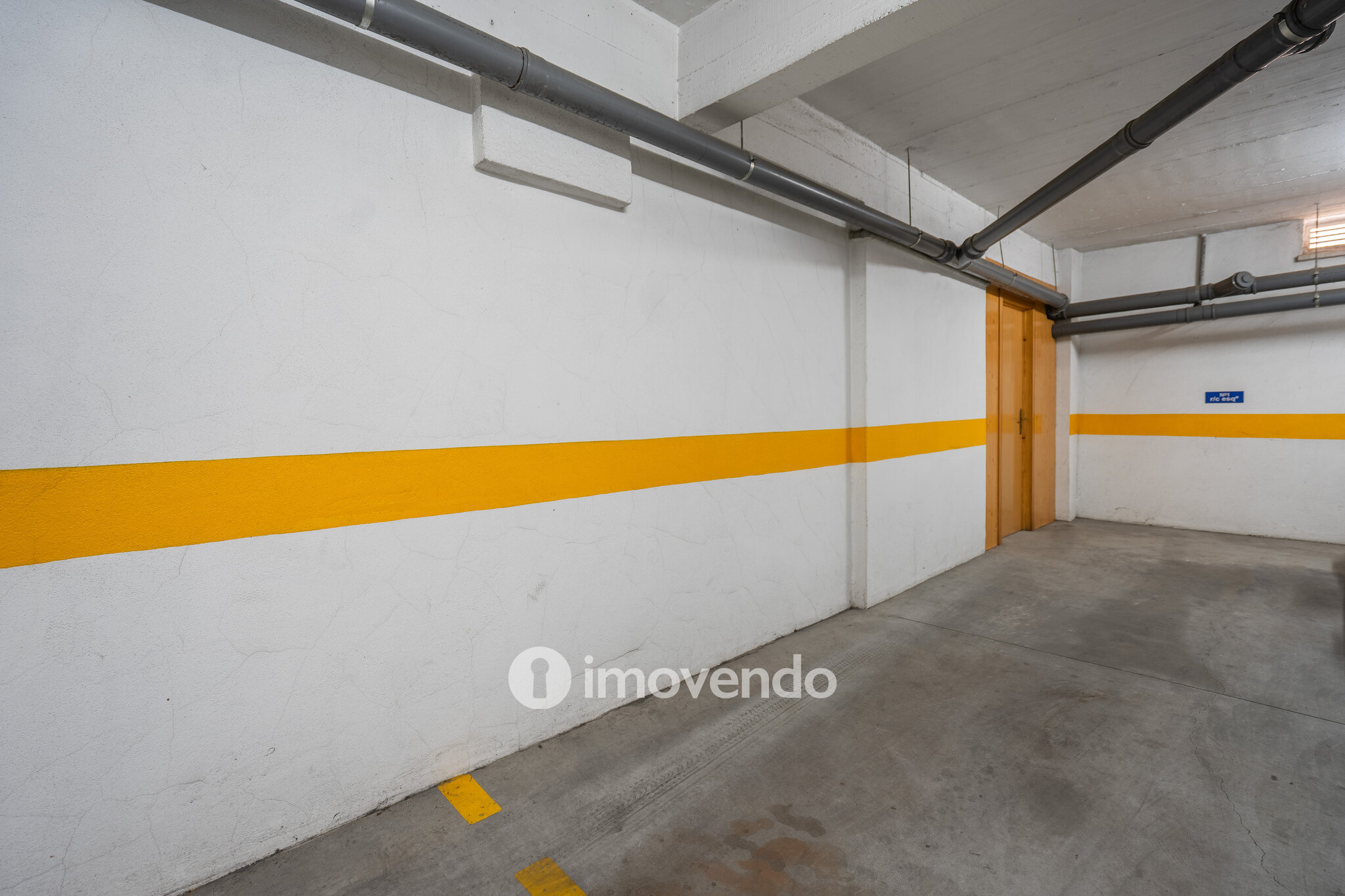 Apartamento T2 com estacionamento e terraço, em Vialonga