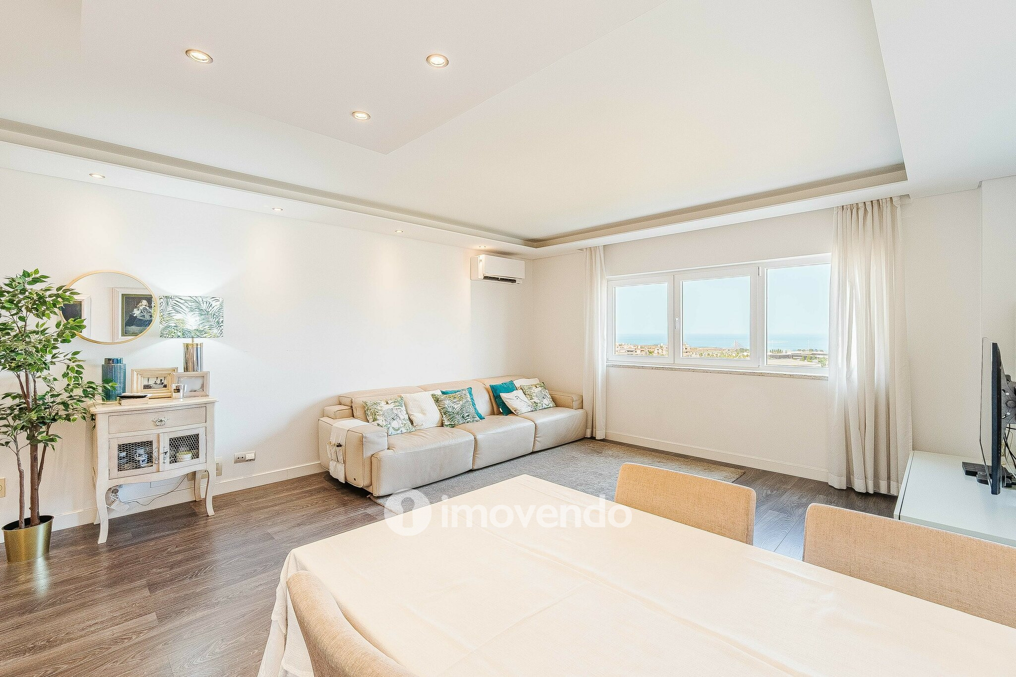 Apartamento T4, com estacionamento e vistas sobre o Tejo, em Sacavém