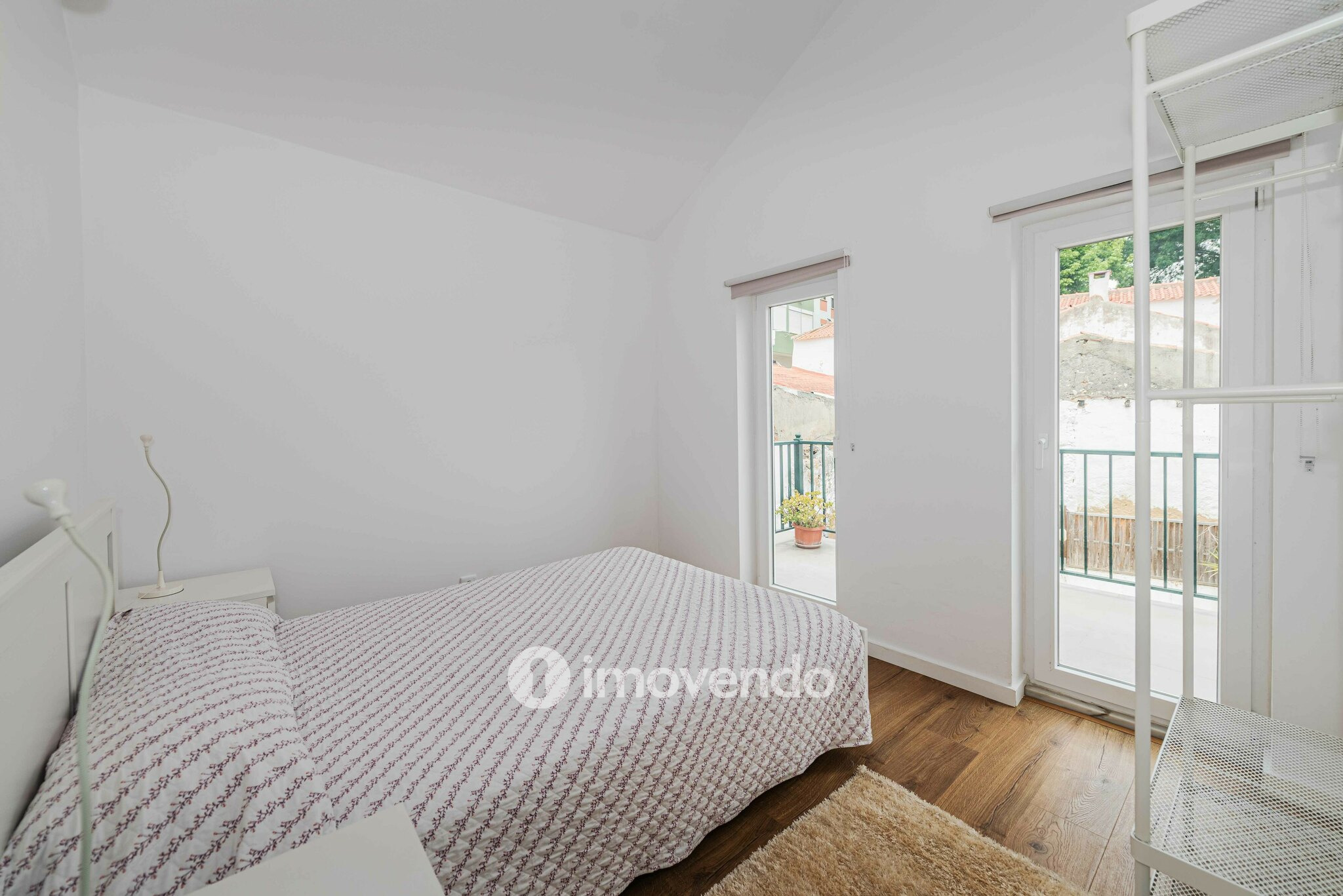 Apartamento T1 com terraço, a 1 km da praia, em Paço de Arcos