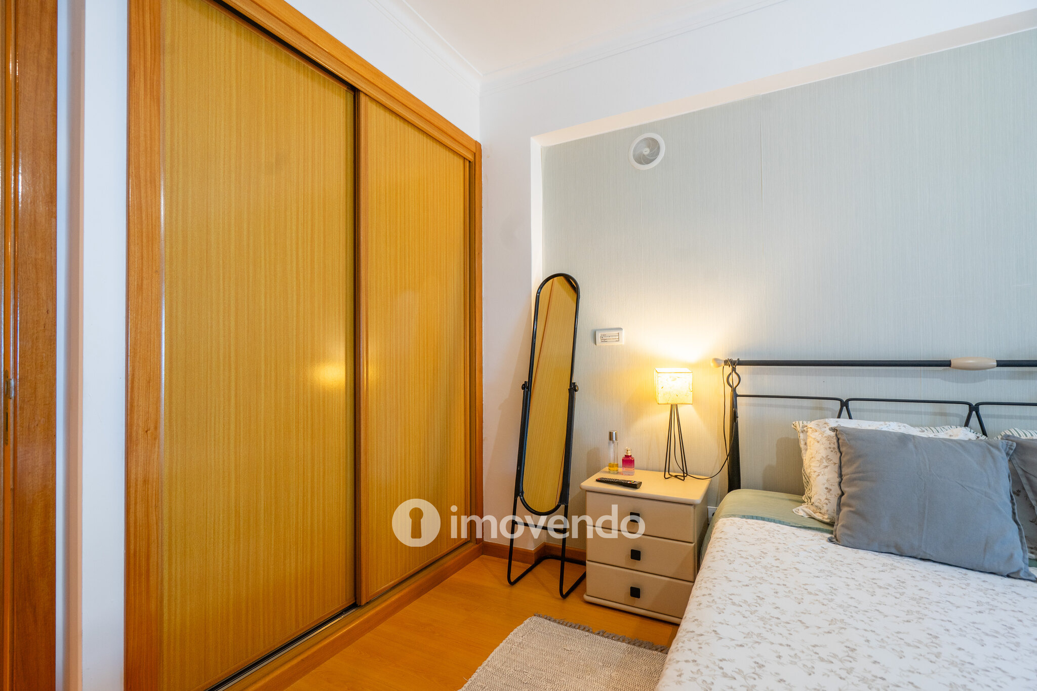 Apartamento T2 com estacionamento e terraço, em Vialonga