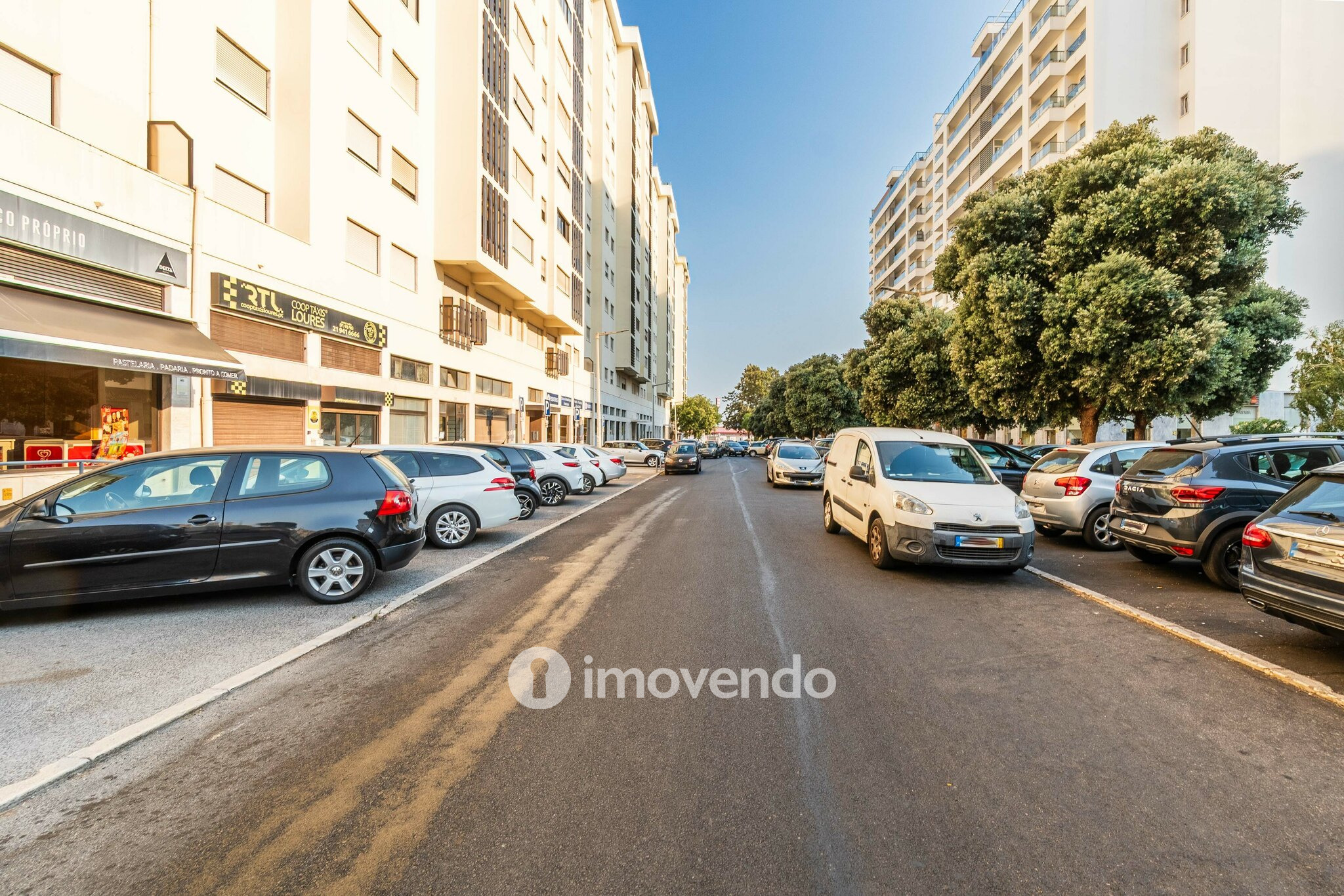 Apartamento T4, com estacionamento e vistas sobre o Tejo, em Sacavém