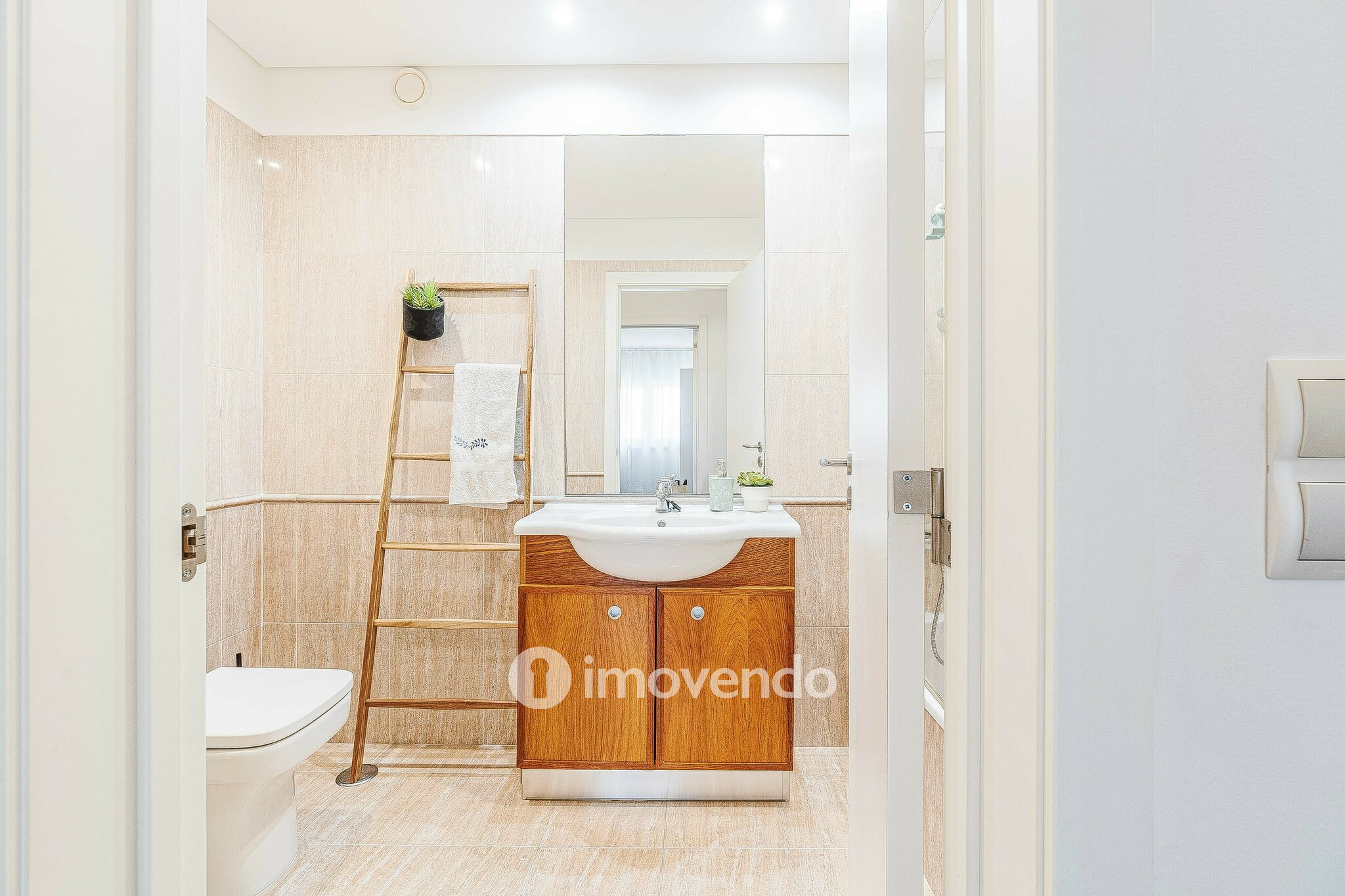 Apartamento T4, com estacionamento e vistas sobre o Tejo, em Sacavém