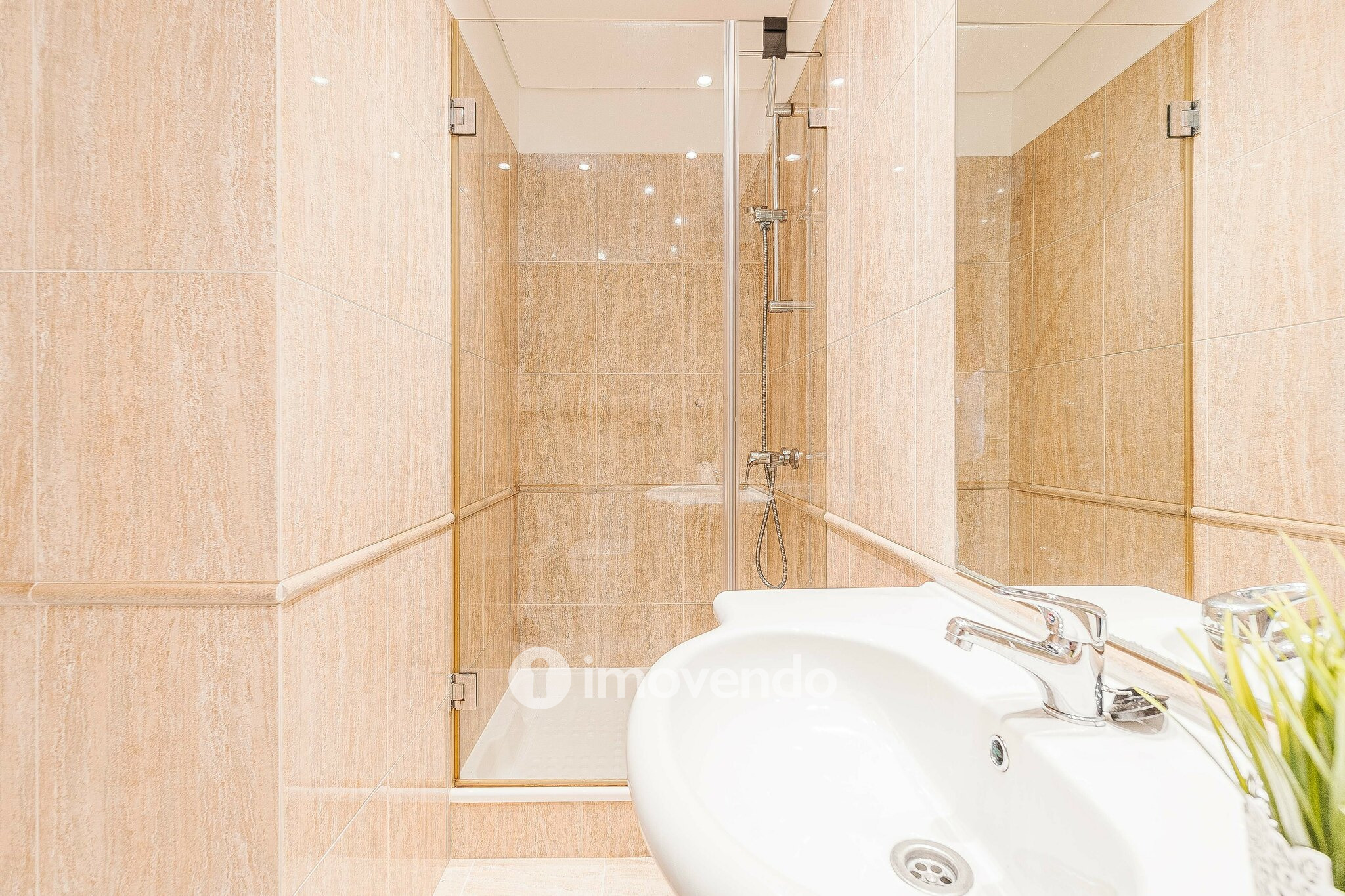 Apartamento T4, com estacionamento e vistas sobre o Tejo, em Sacavém