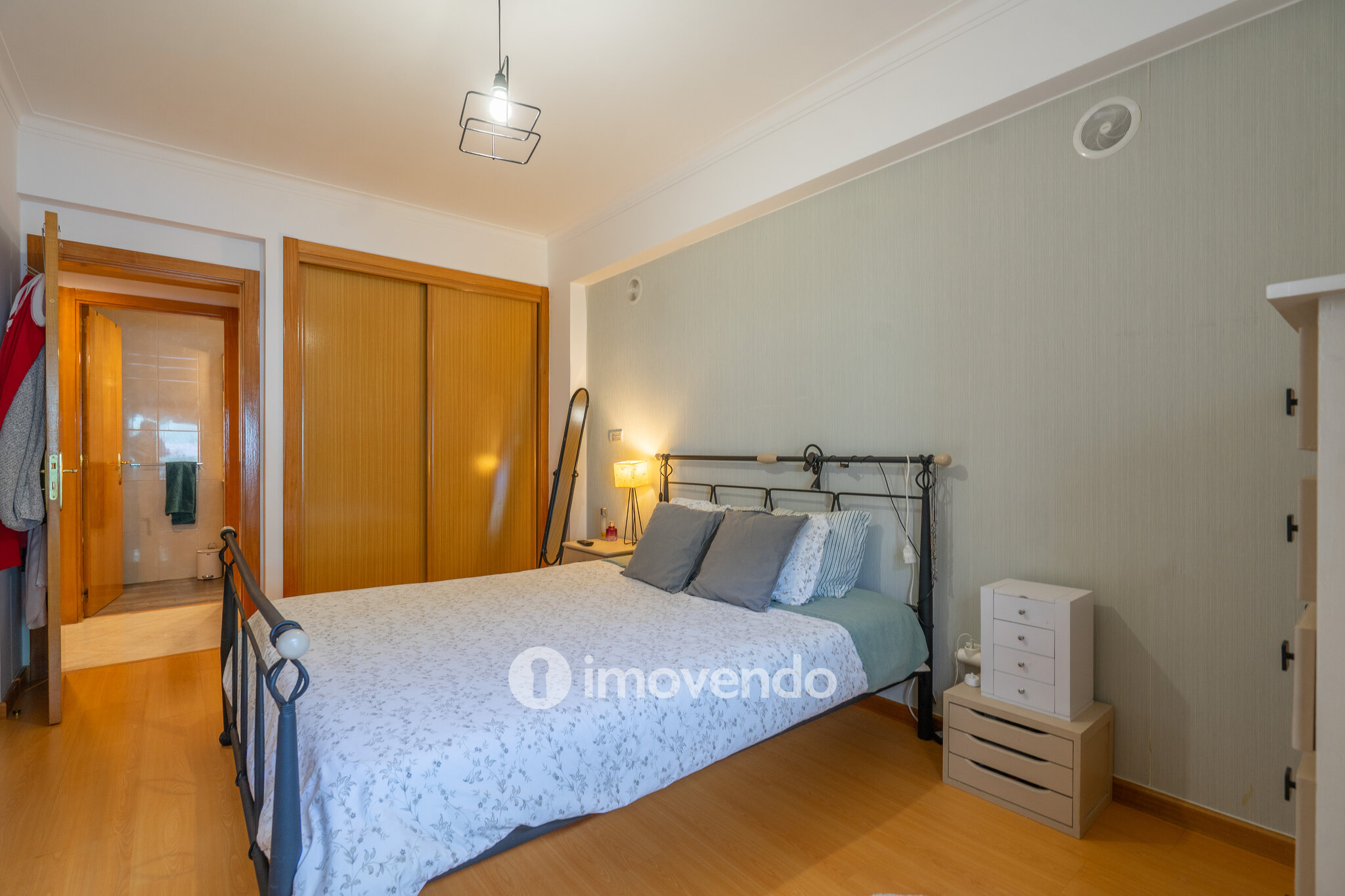 Apartamento T2 com estacionamento e terraço, em Vialonga