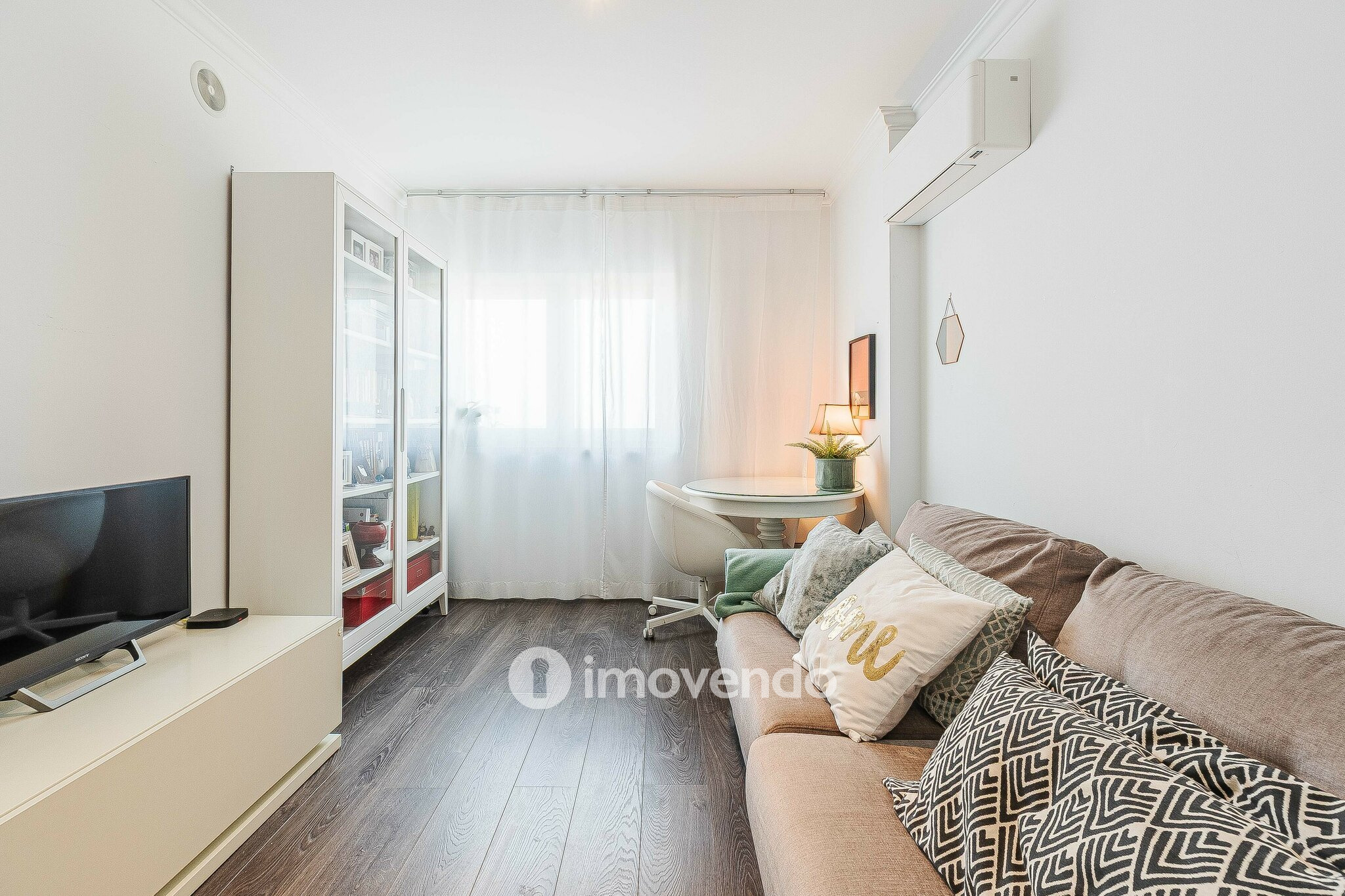 Apartamento T4, com estacionamento e vistas sobre o Tejo, em Sacavém