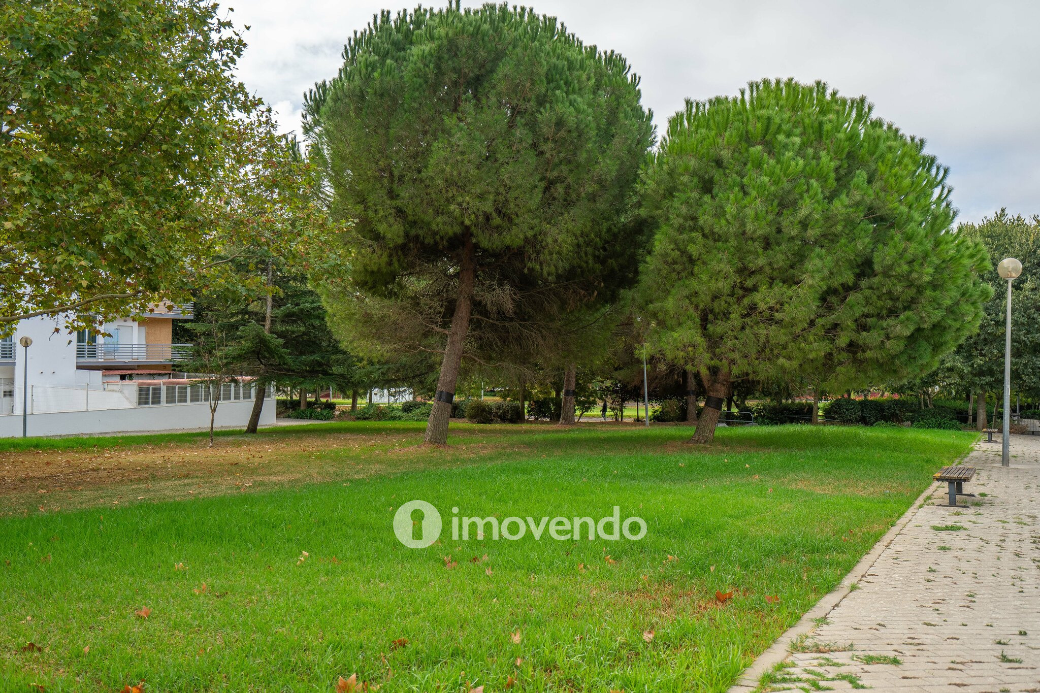 Apartamento T2 com estacionamento e terraço, em Vialonga