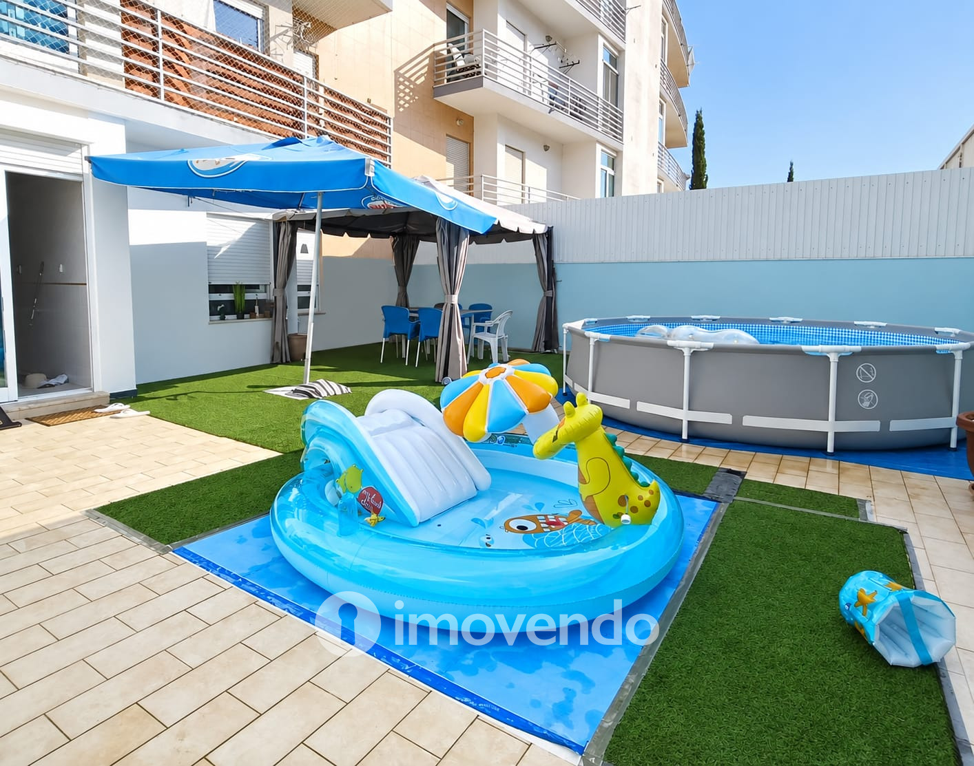 Apartamento T2 com estacionamento e terraço, em Vialonga