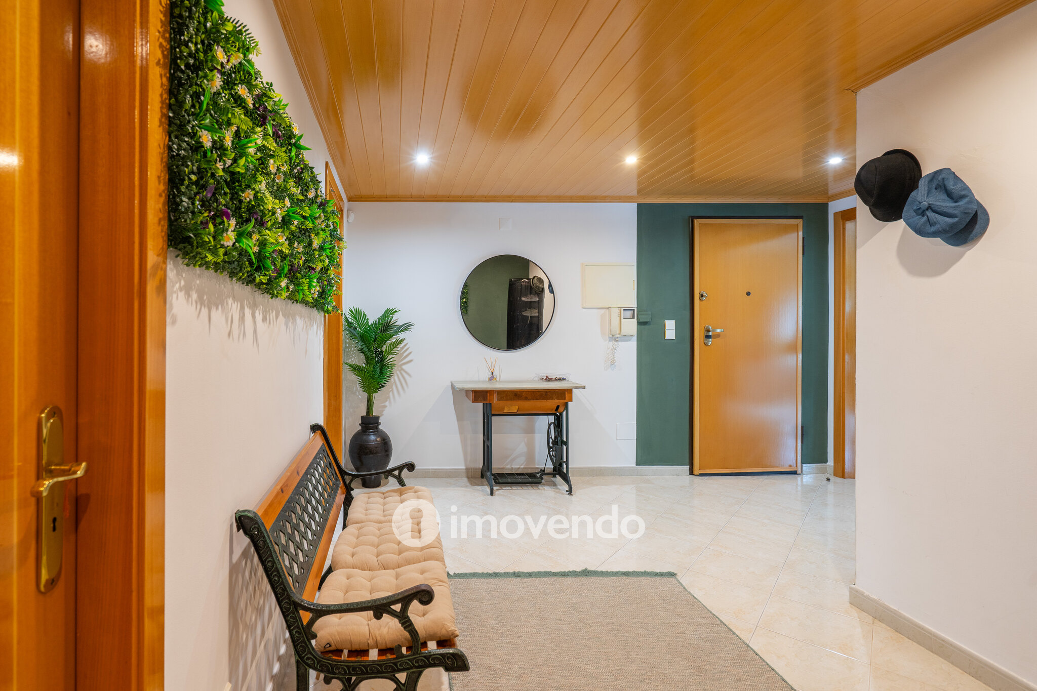 Apartamento T2 com estacionamento e terraço, em Vialonga