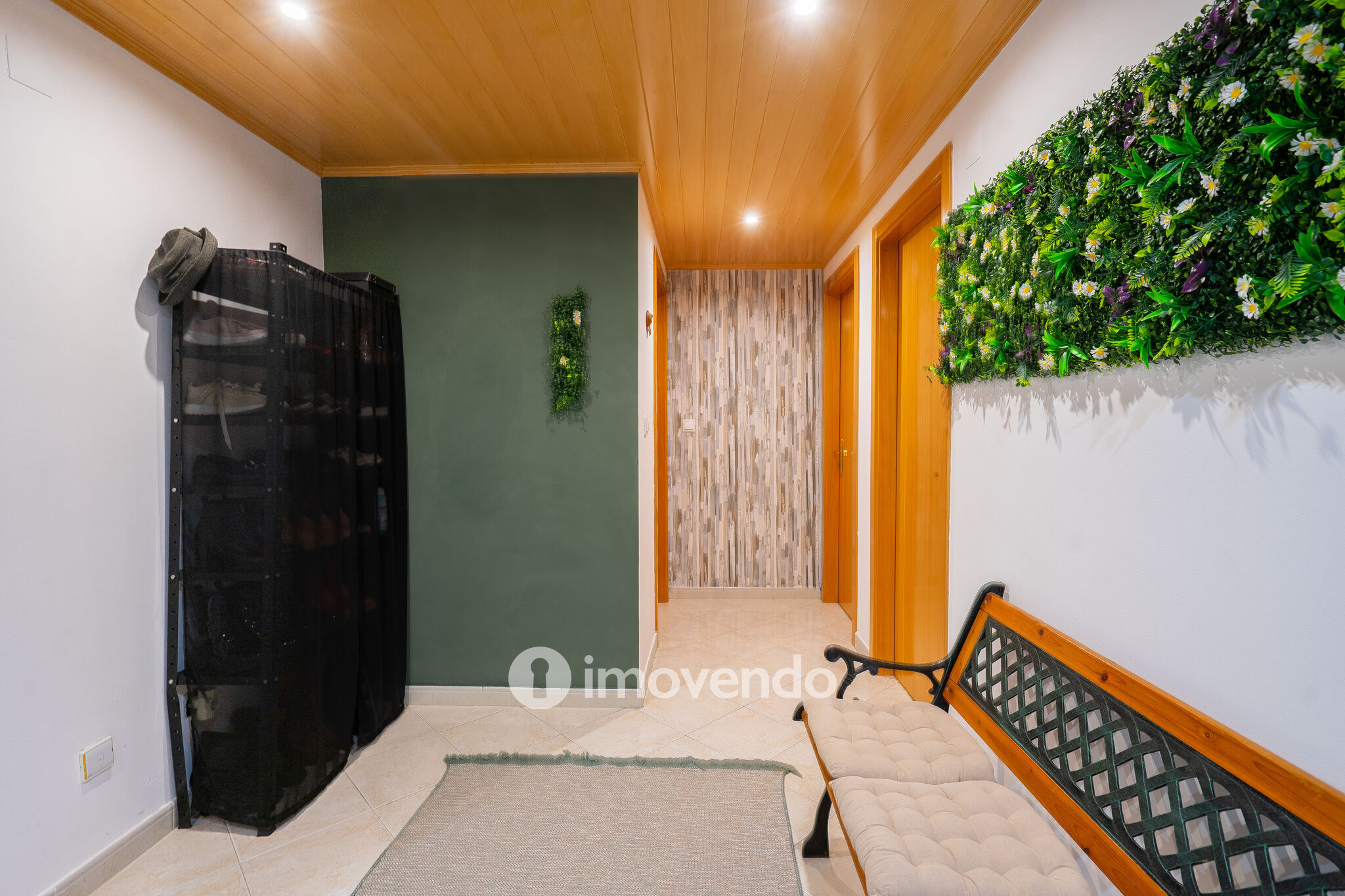 Apartamento T2 com estacionamento e terraço, em Vialonga